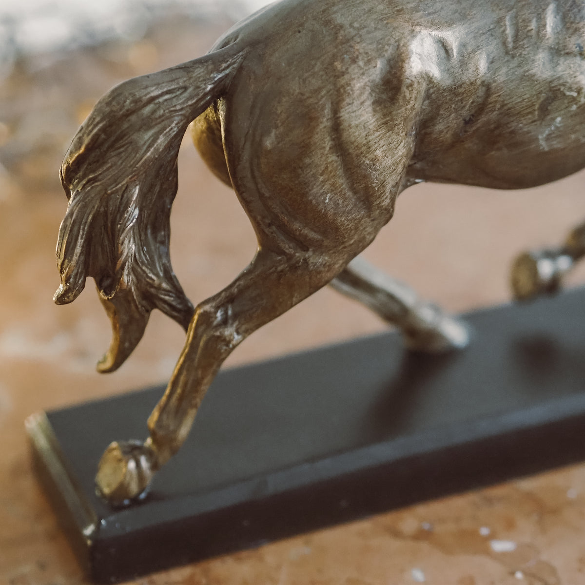 Figur Pferd Bronzeoptik · Trabender Hengst im Animalier-Stil