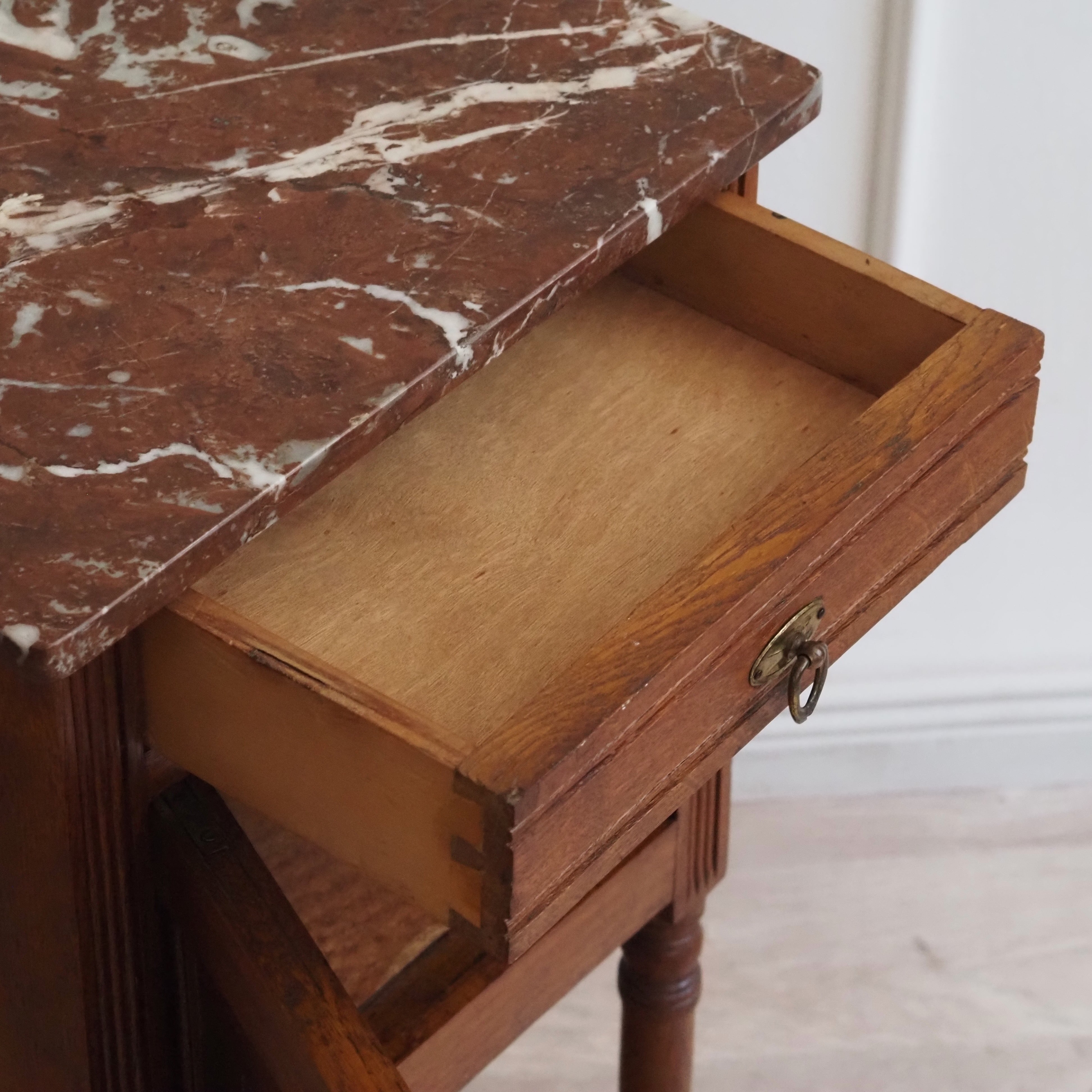 Nachttisch Eiche Marmorplatte antik um 1920 Louis-XVI-Stil