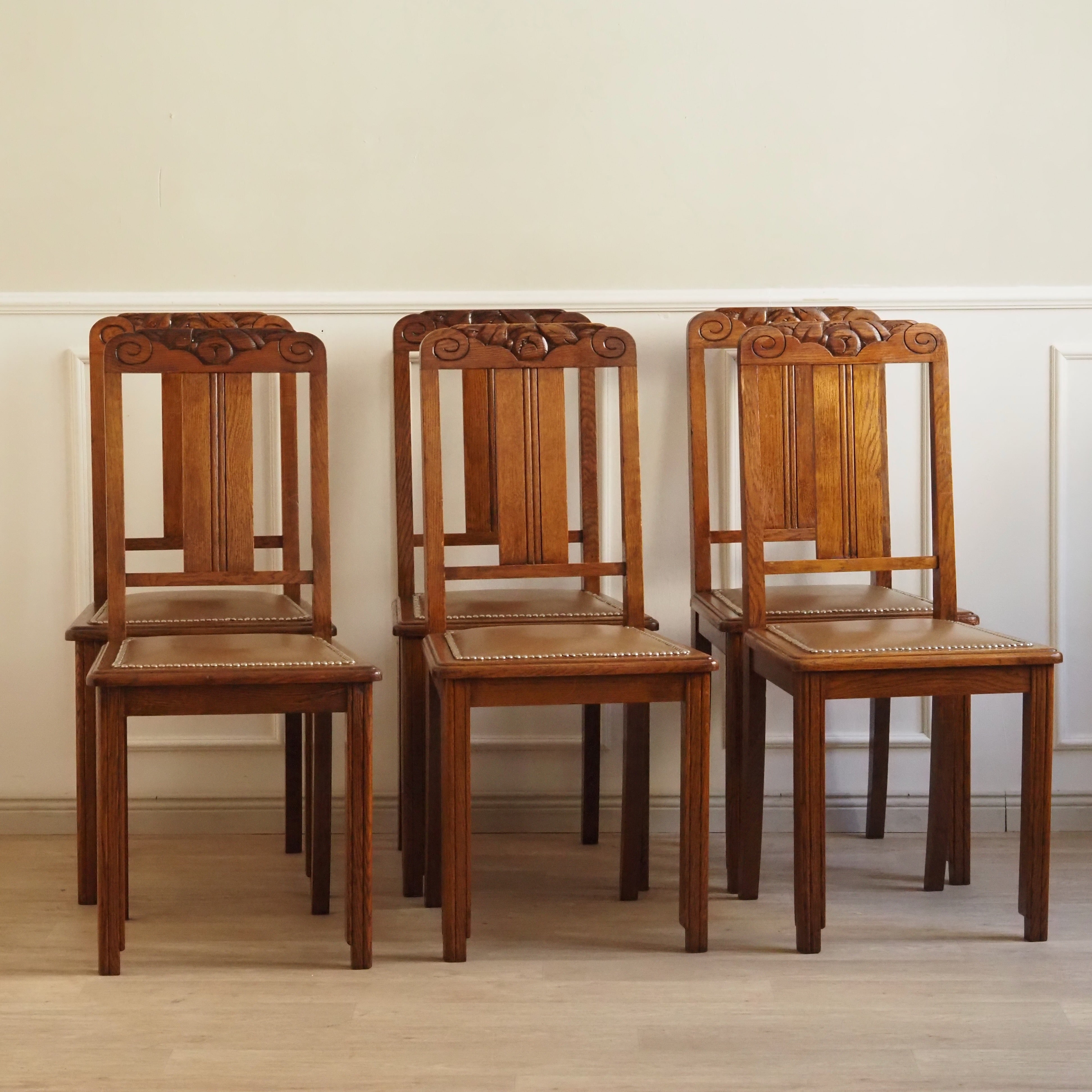 Jugendstil Stühle Eiche 6er Set um 1900 – geschnitzte Lehnen, Kunstlederbezug