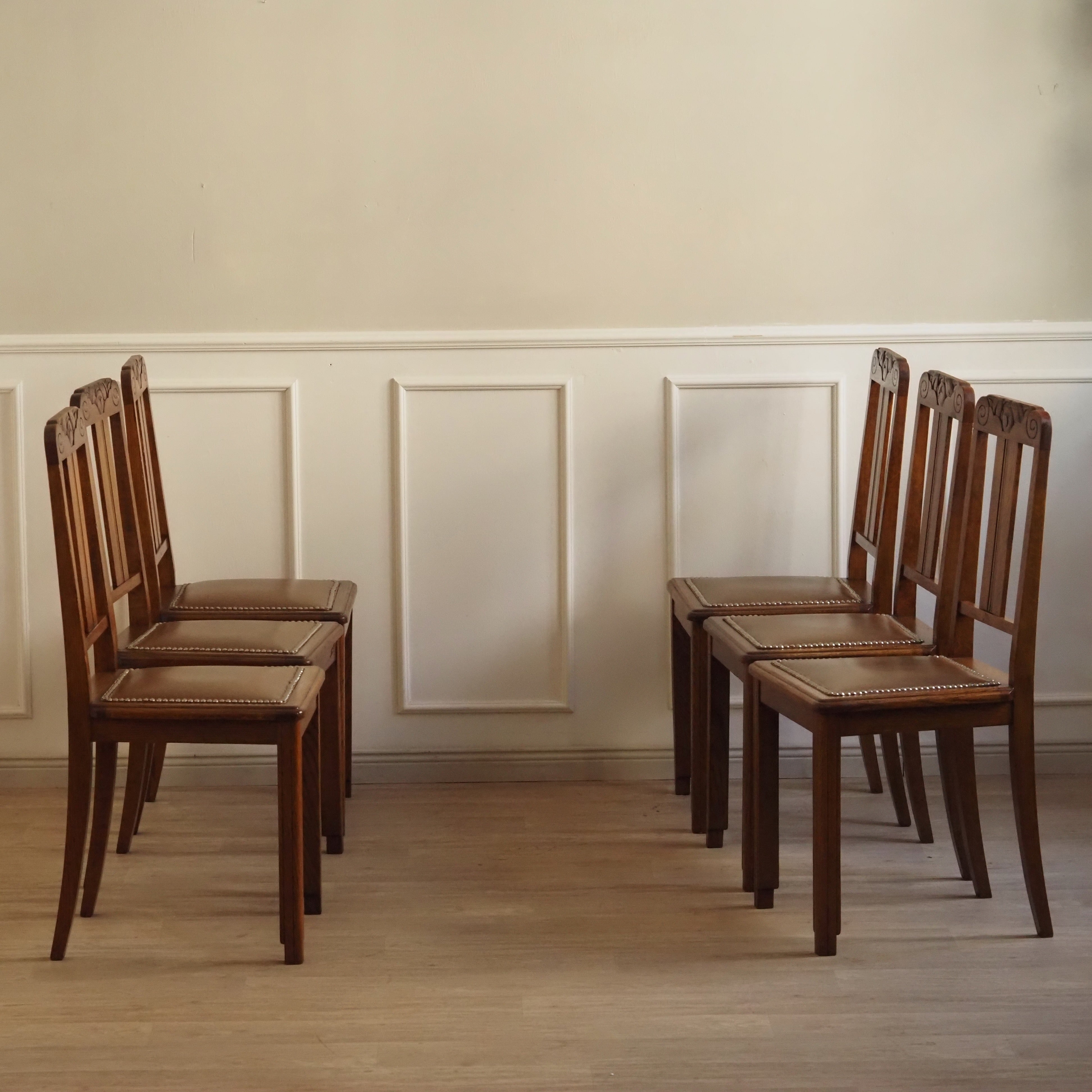 Jugendstil Stühle Eiche 6er Set um 1900 – geschnitzte Lehnen, Kunstlederbezug