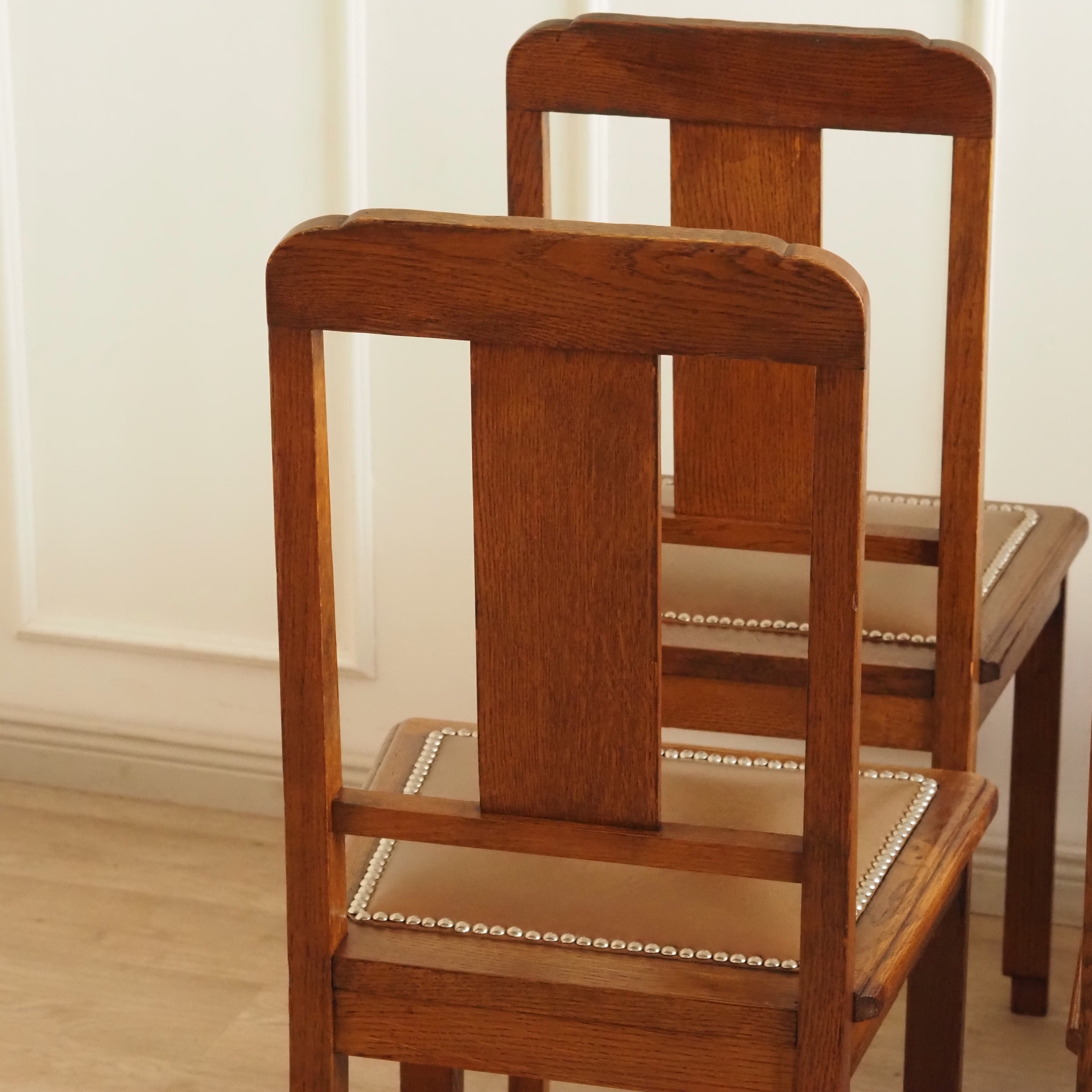 Jugendstil Stühle Eiche 6er Set um 1900 – geschnitzte Lehnen, Kunstlederbezug