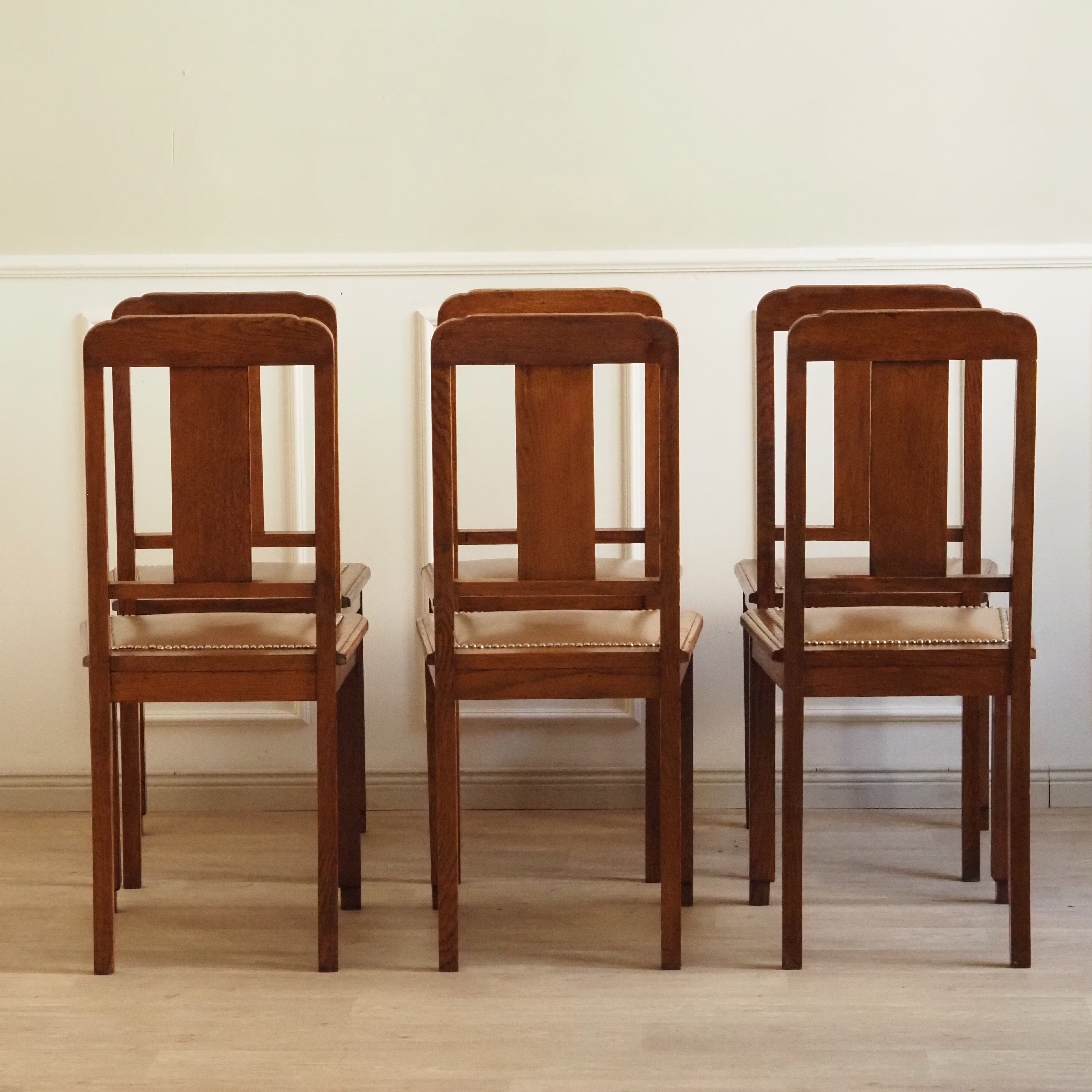 Jugendstil Stühle Eiche 6er Set um 1900 – geschnitzte Lehnen, Kunstlederbezug