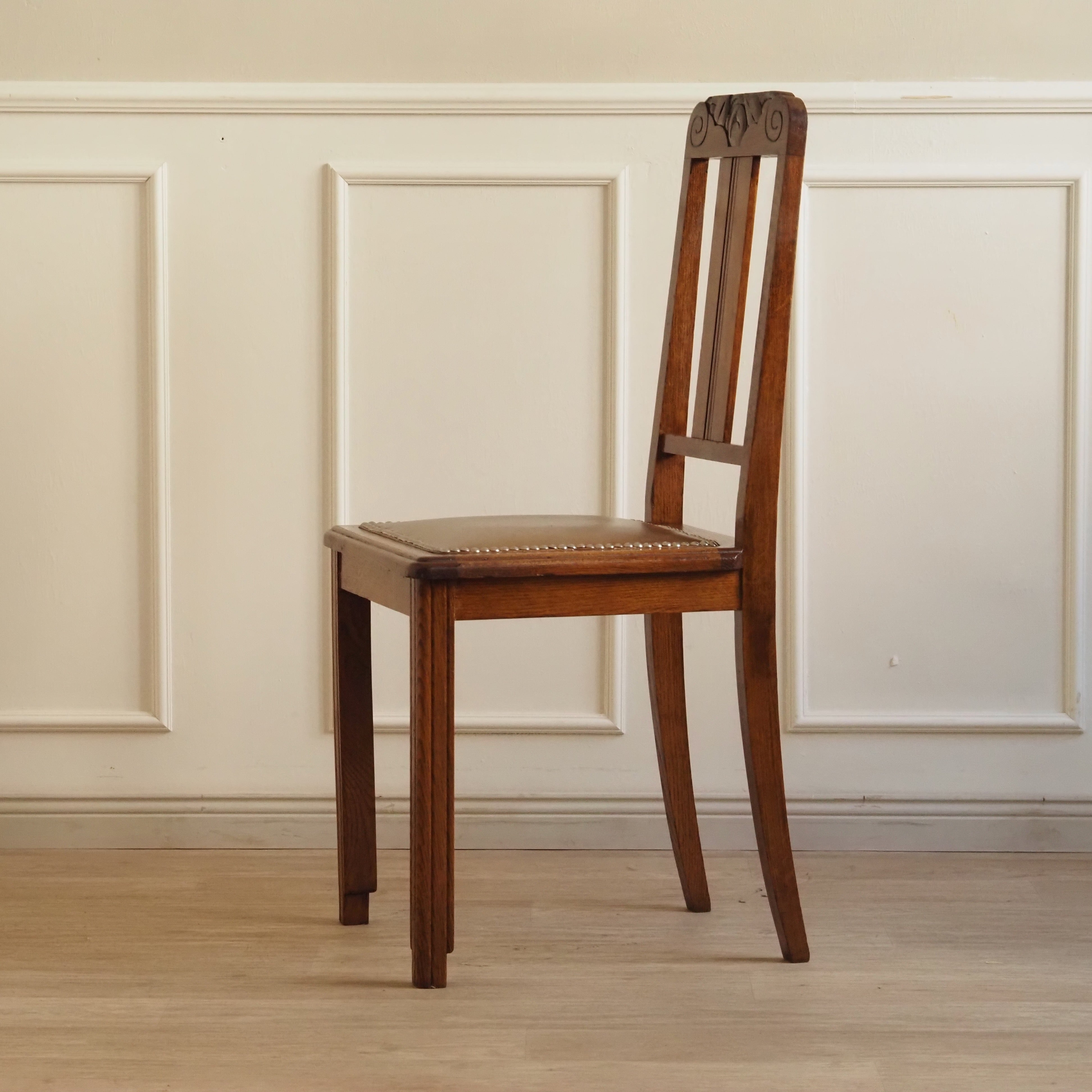 Jugendstil Stühle Eiche 6er Set um 1900 – geschnitzte Lehnen, Kunstlederbezug