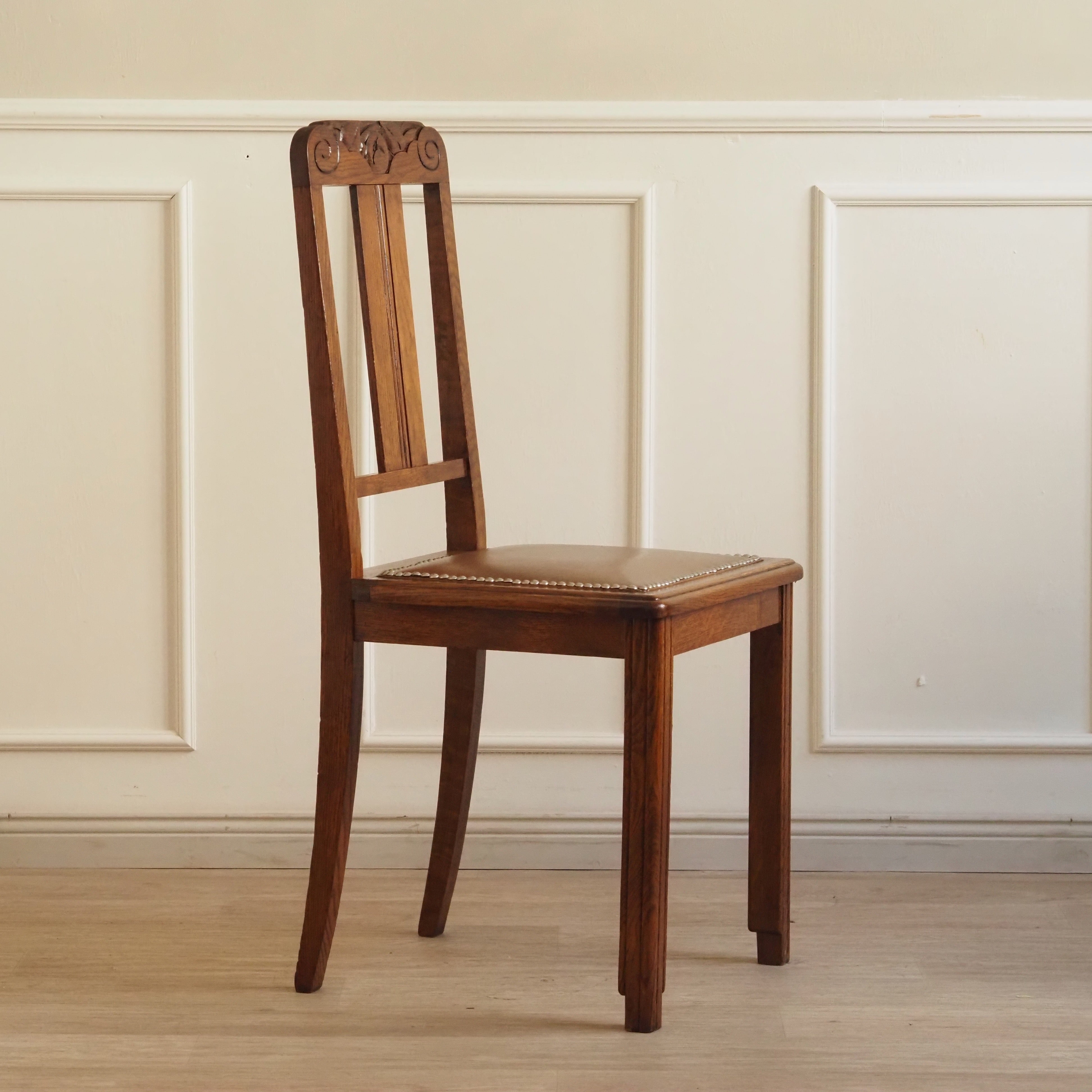 Jugendstil Stühle Eiche 6er Set um 1900 – geschnitzte Lehnen, Kunstlederbezug
