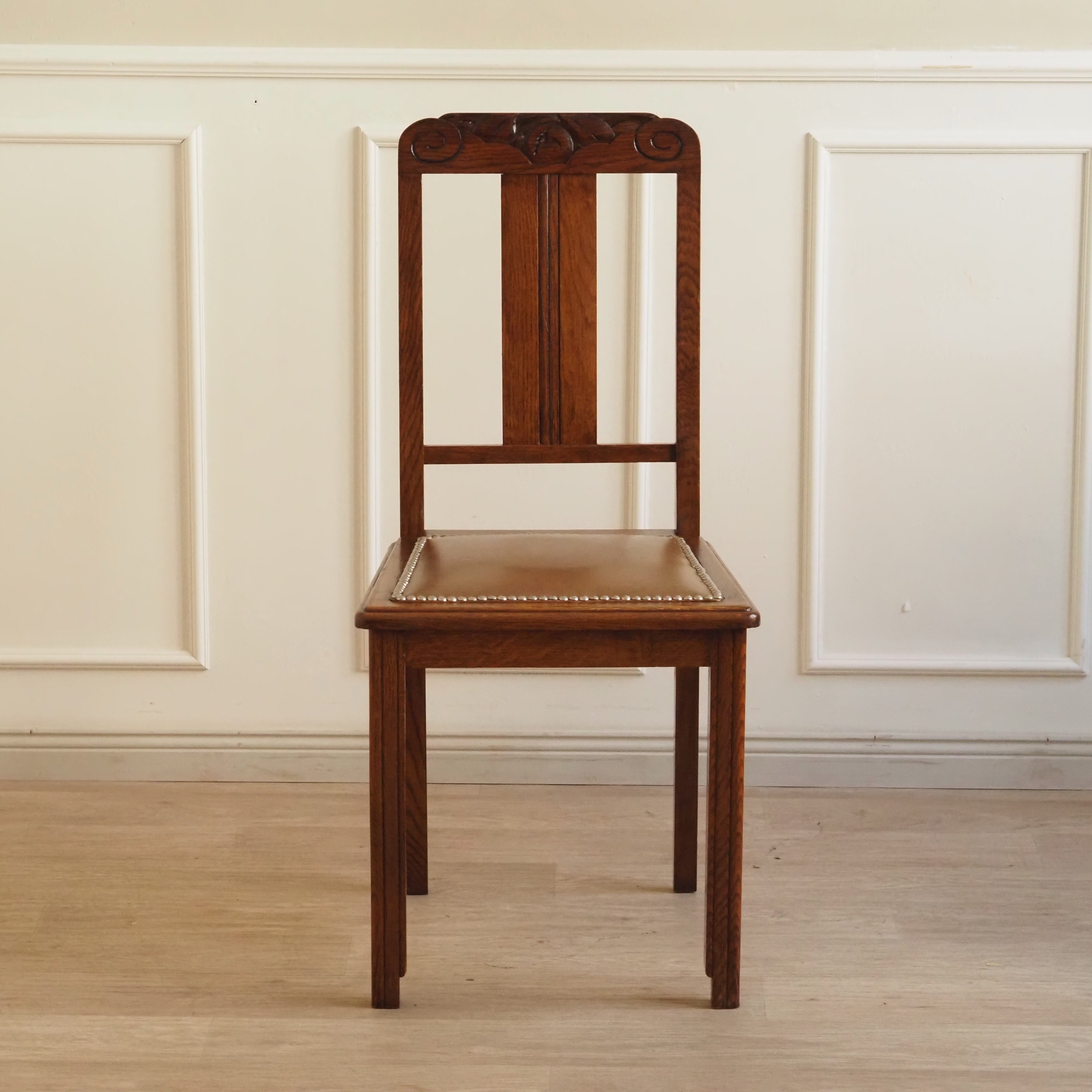 Jugendstil Stühle Eiche 6er Set um 1900 – geschnitzte Lehnen, Kunstlederbezug