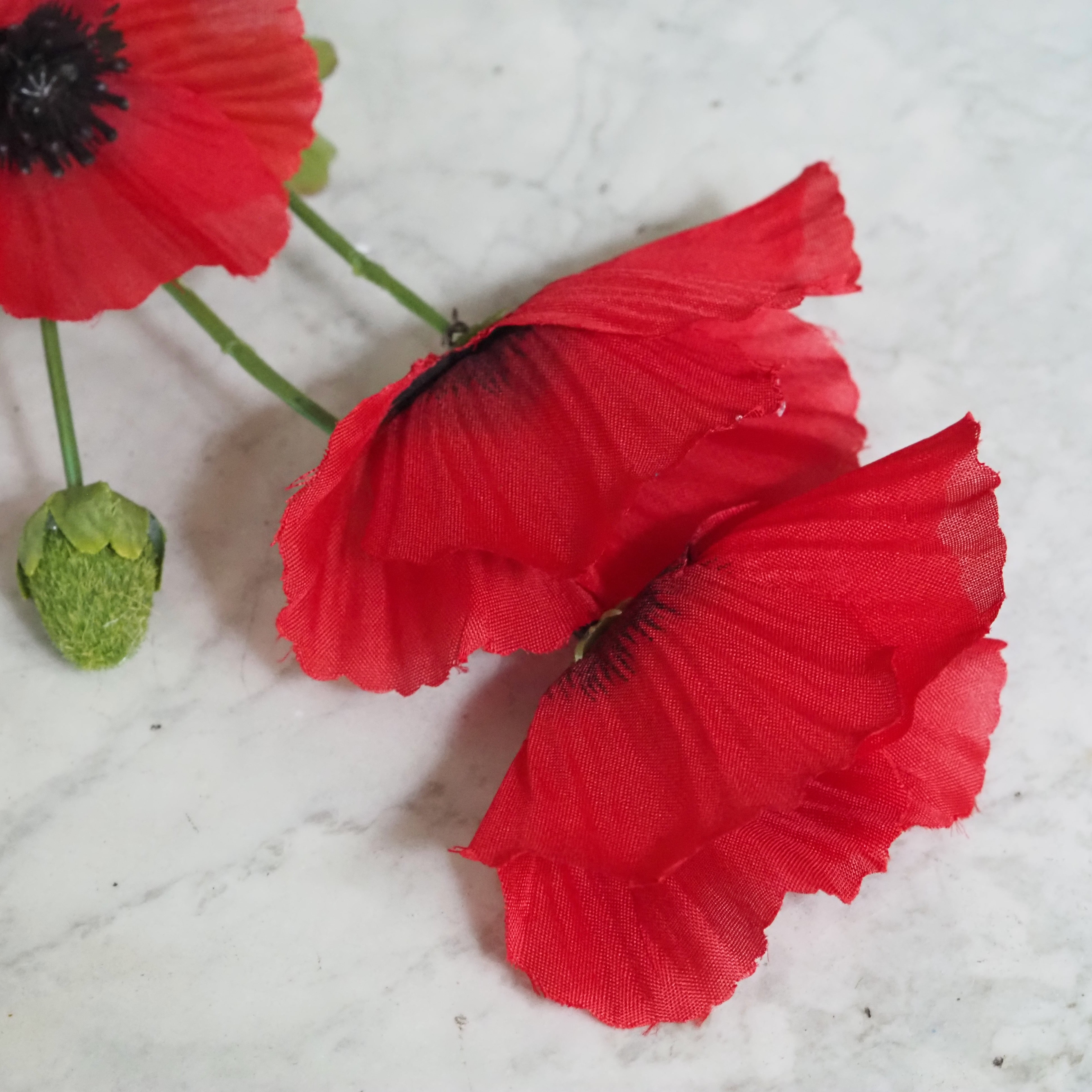 Mohnzweig Rot · Textilblüte mit Knospe im naturgetreuen Stil