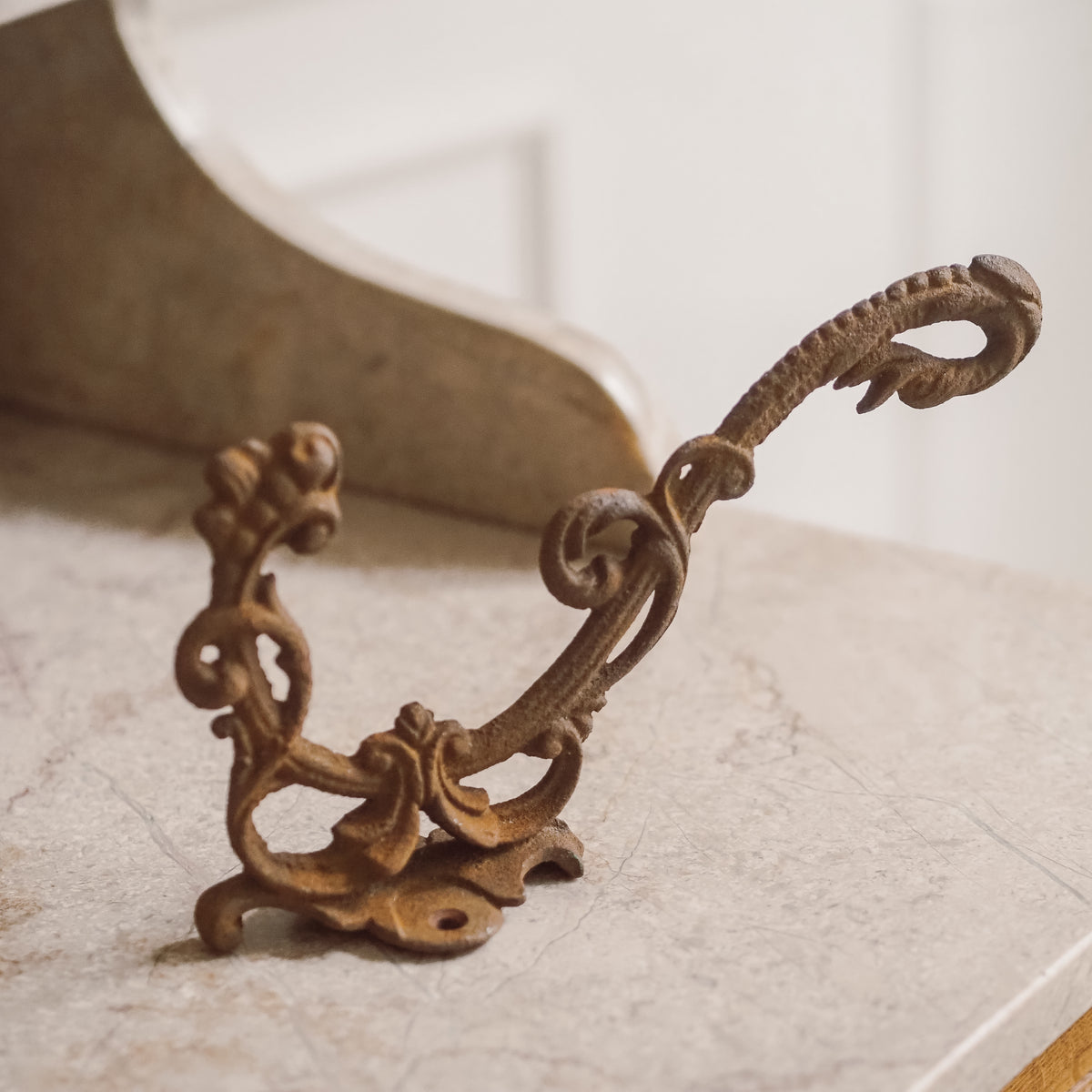 Garderobenhaken Rostbraun · Rankenwerk nach Historismus
