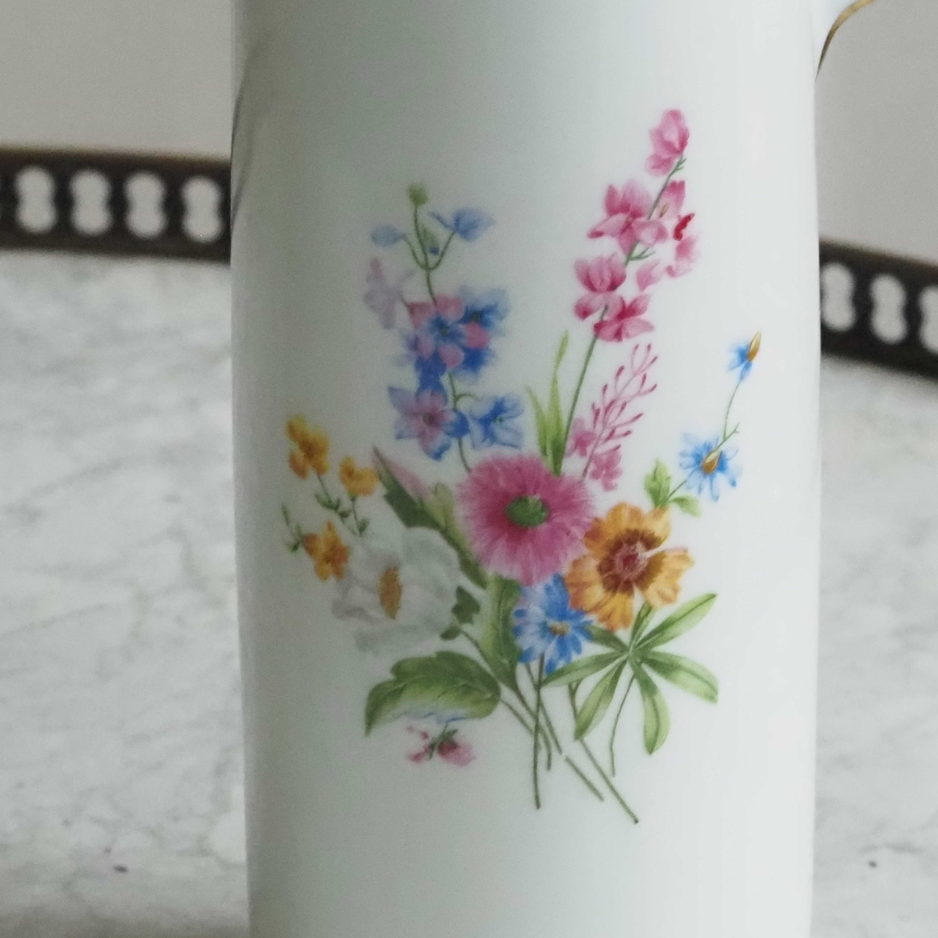 Essiggefäß · Porzellan mit floralem Dekor und Korkverschluss