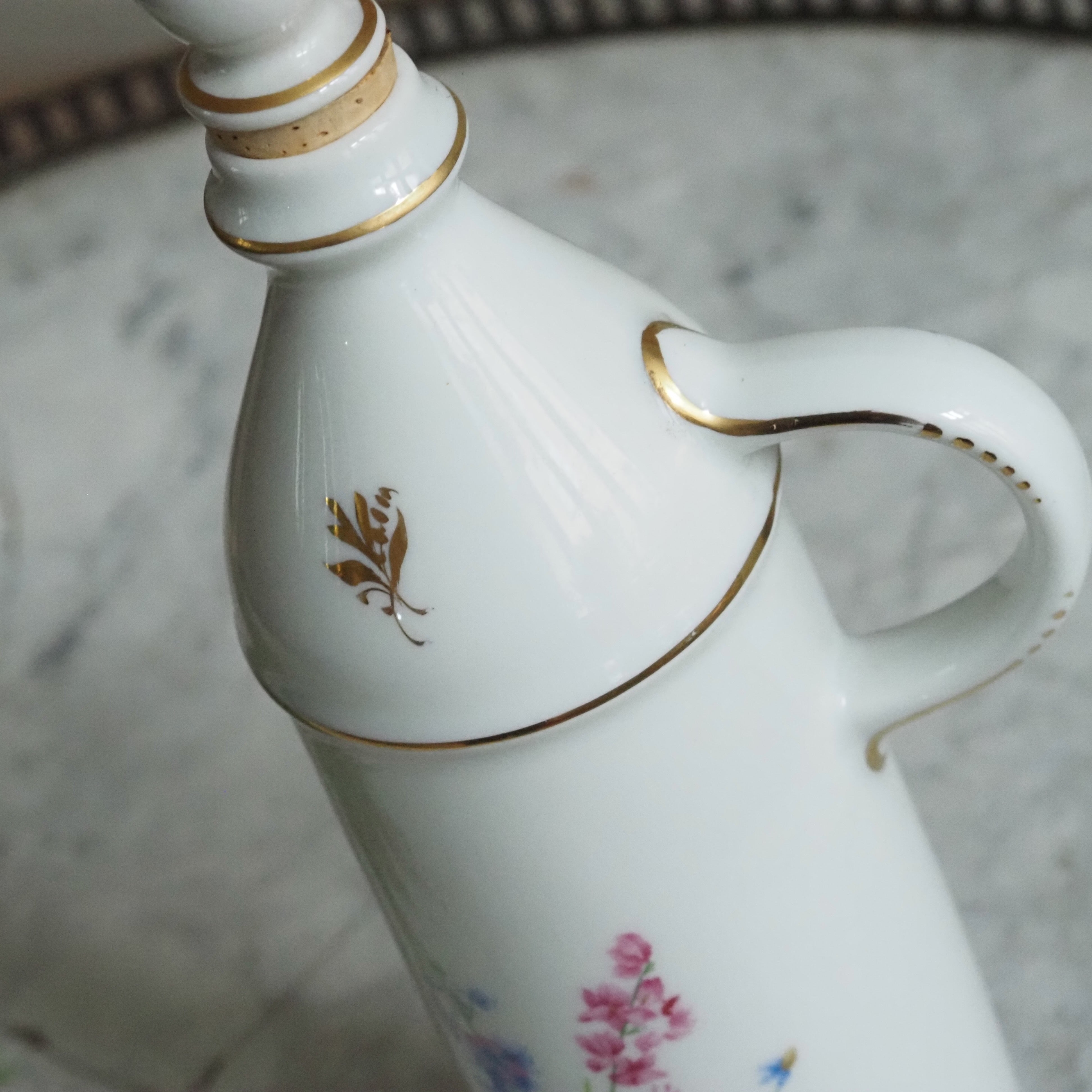 Essiggefäß · Porzellan mit floralem Dekor und Korkverschluss