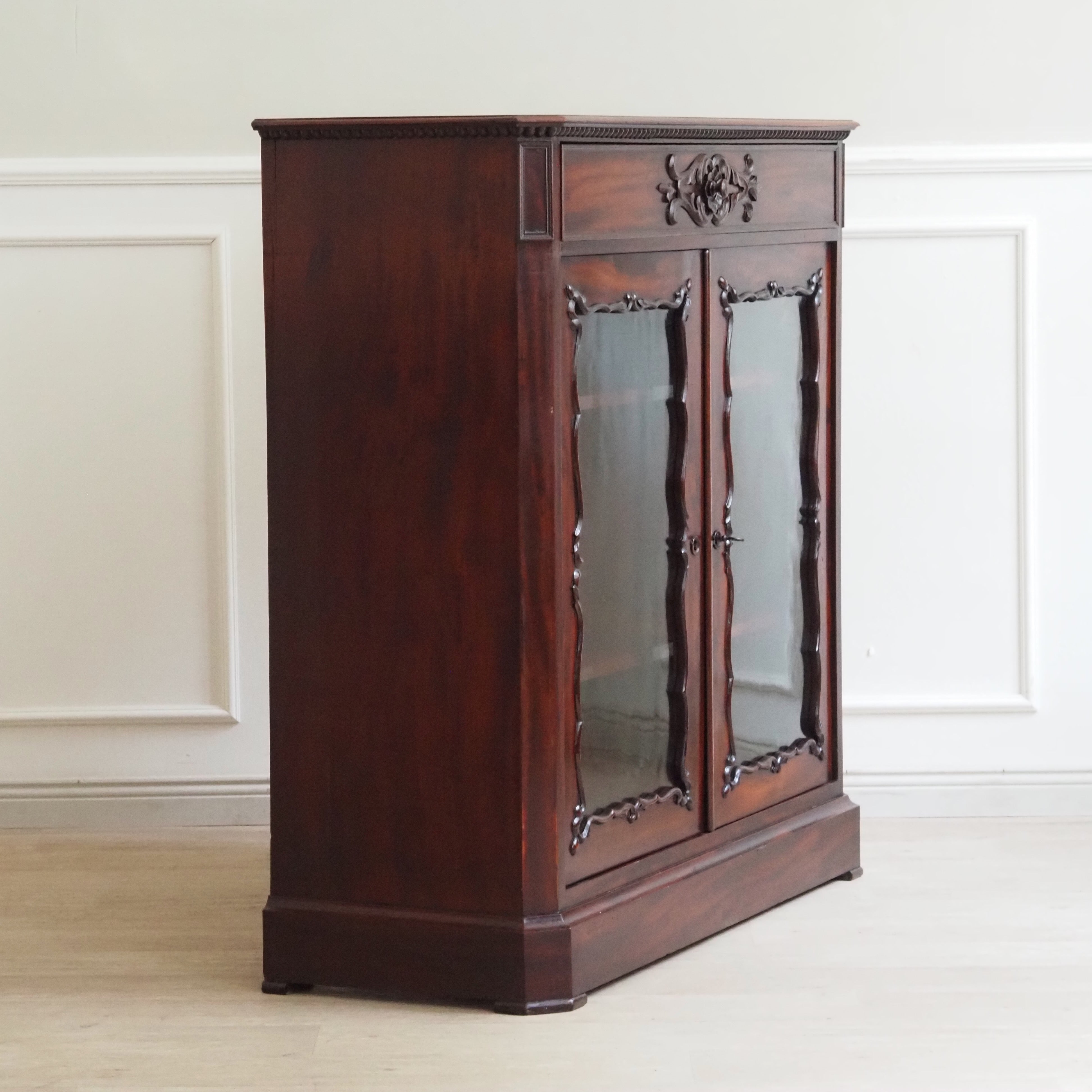 Vitrine Mahagoni – zweitüriger verglaster Schauschrank im Rokoko-Stil