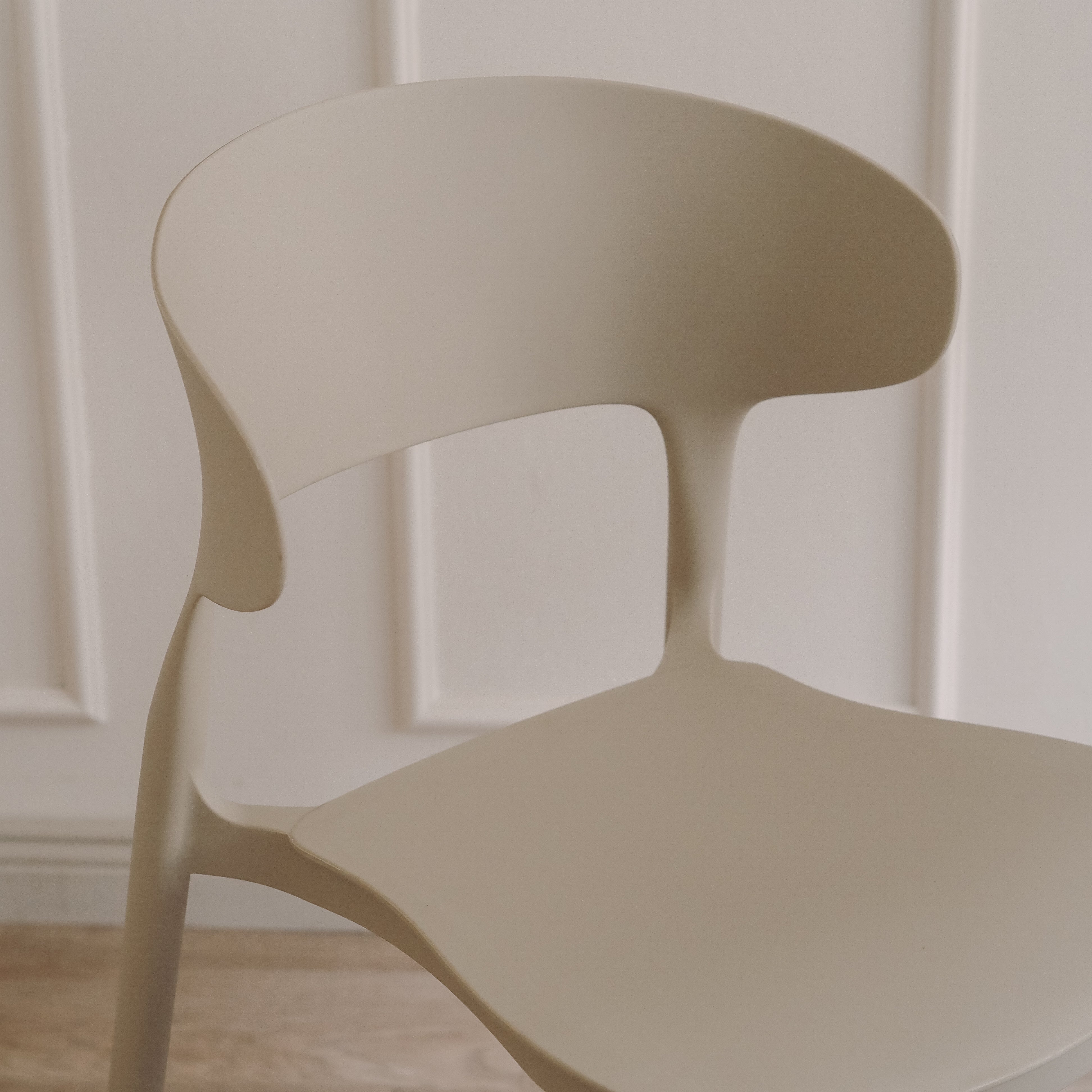 Esszimmerstuhl mit umgreifender Rückenlehne – Khaki, stapelbar