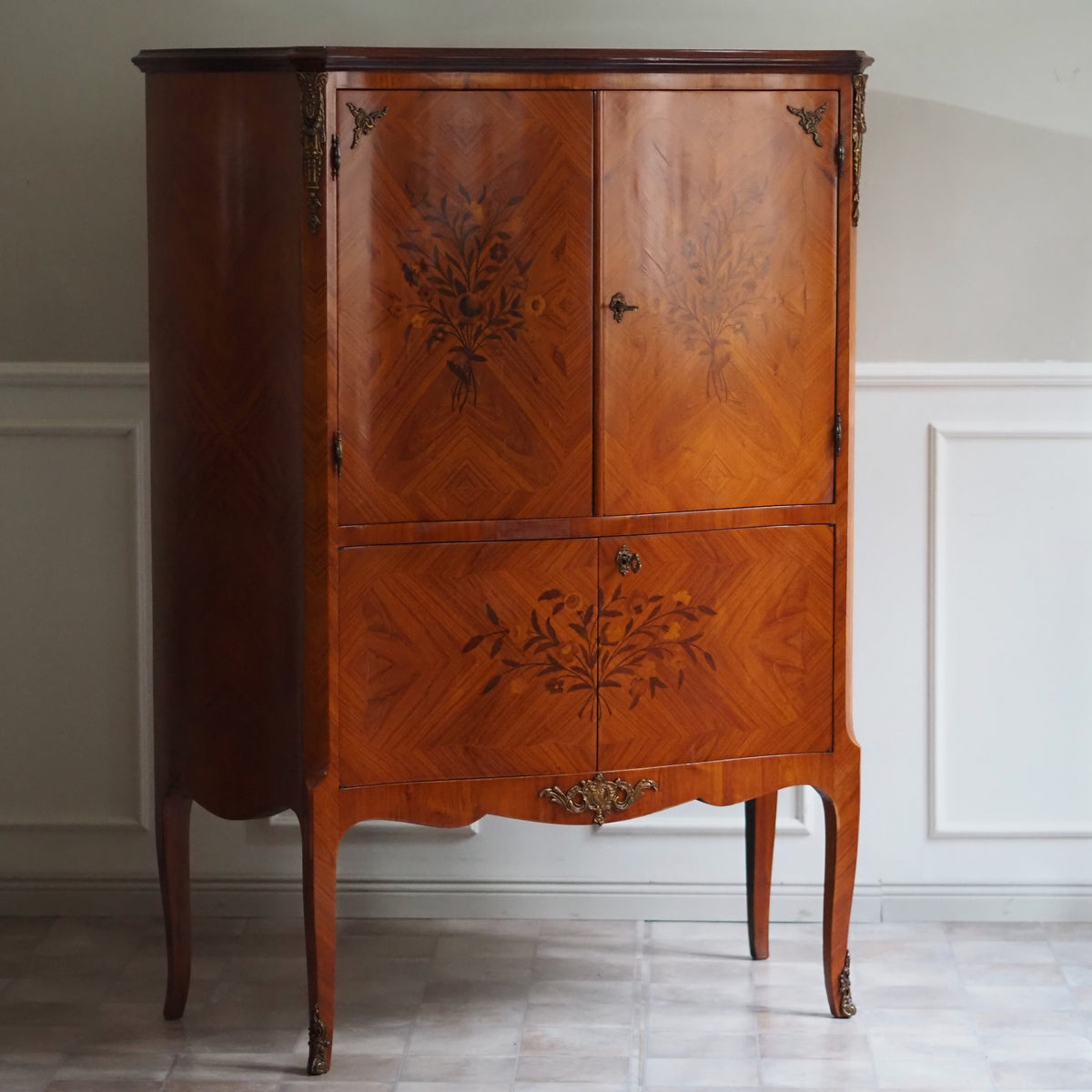 Schrank Louis XV Stil mit Blumenintarsien