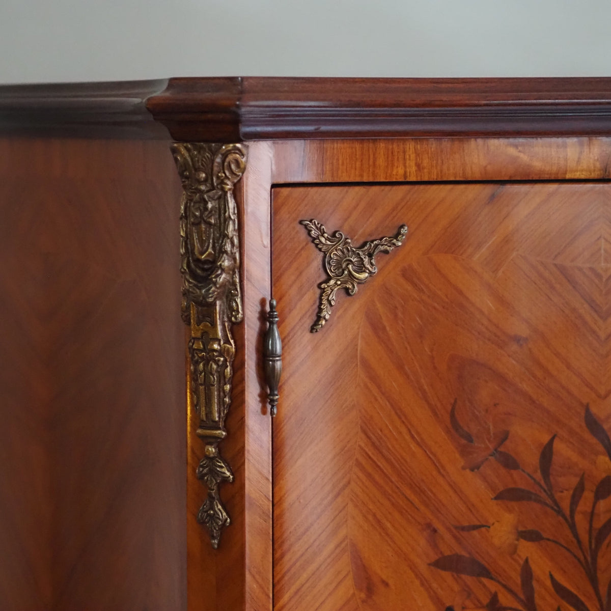 Schrank Louis XV Stil mit Blumenintarsien