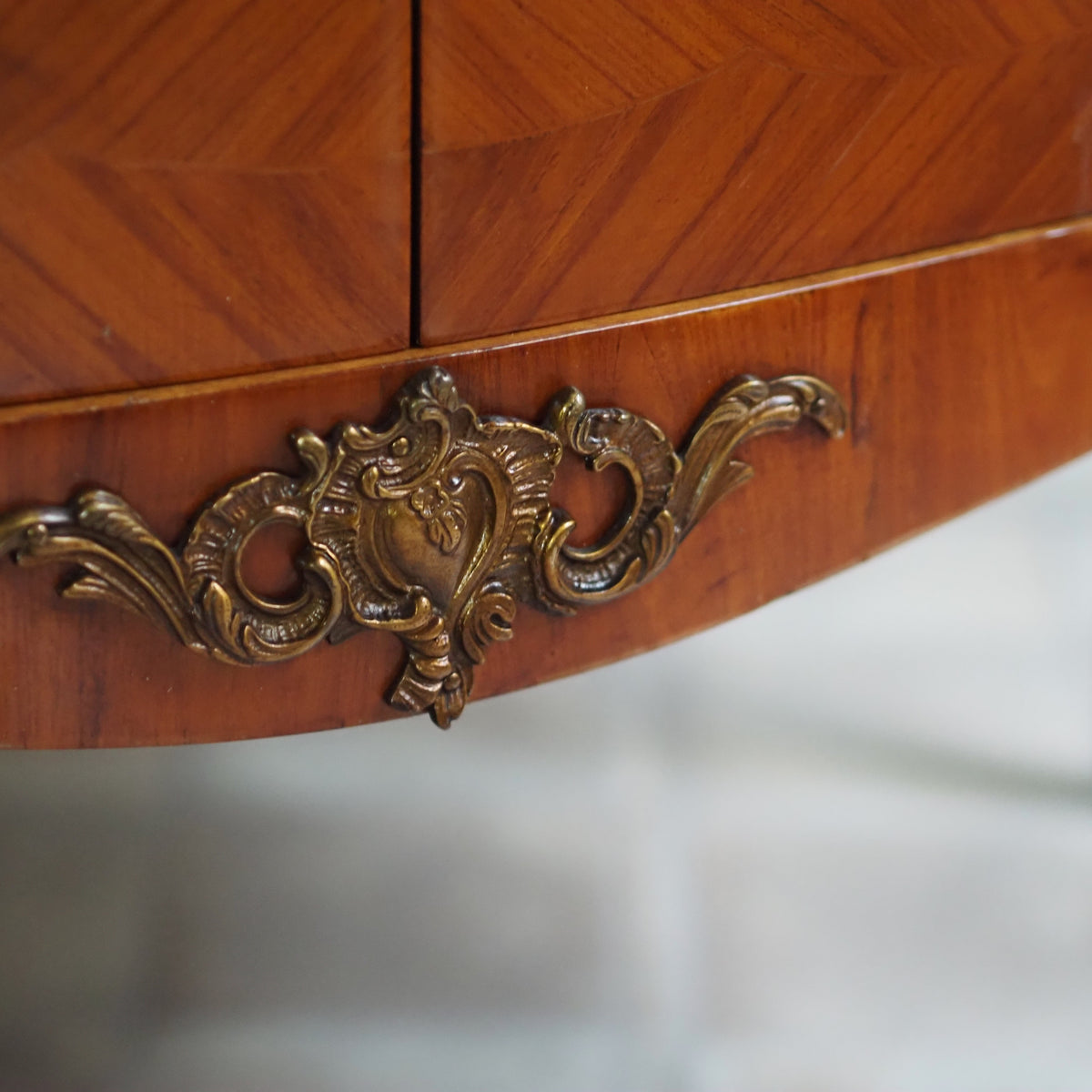 Schrank Louis XV Stil mit Blumenintarsien