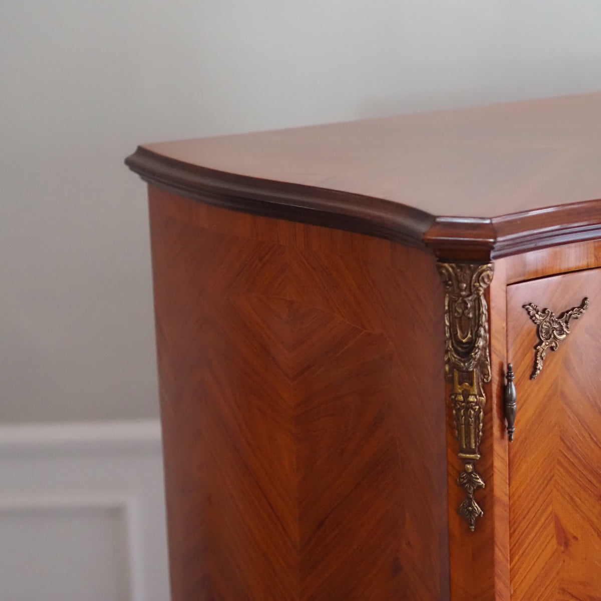 Schrank Louis XV Stil mit Blumenintarsien