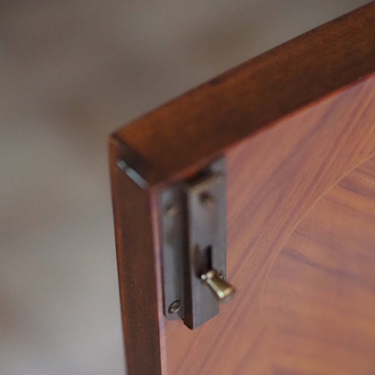 Schrank Louis XV Stil mit Blumenintarsien