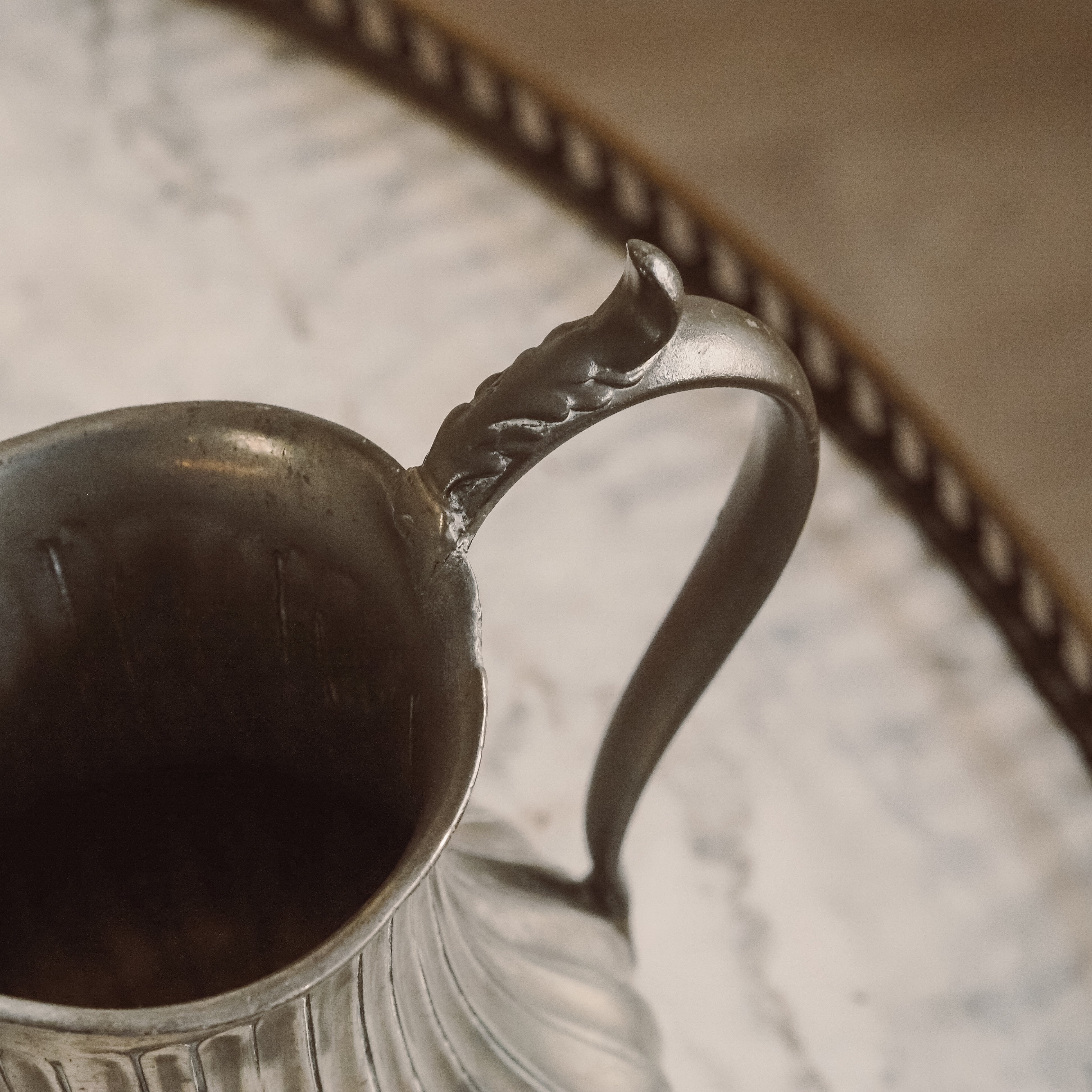 Krug aus Metall · gerippte Kanne mit historischem Charakter