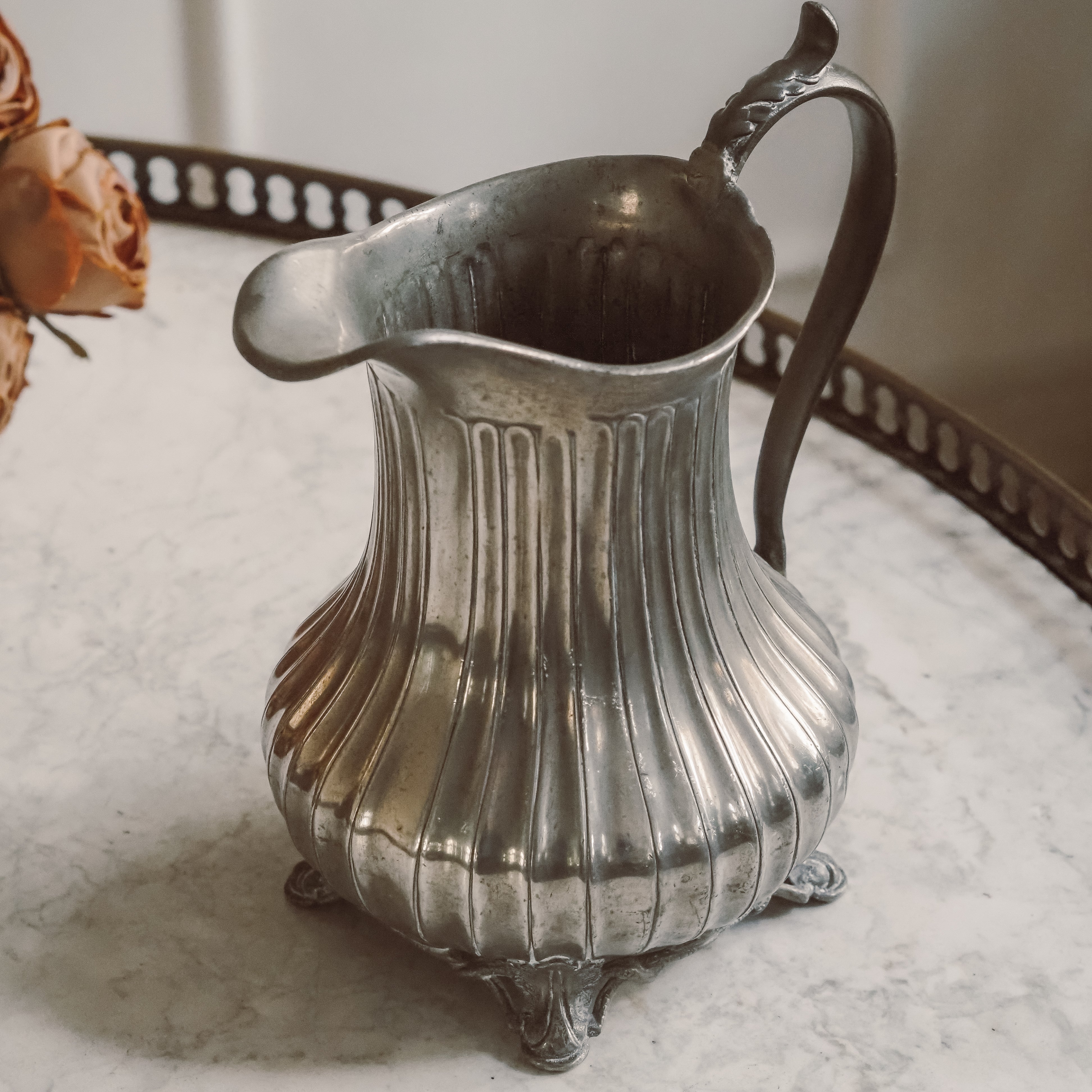 Krug aus Metall · gerippte Kanne mit historischem Charakter