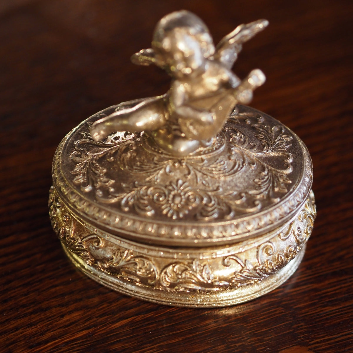 Schmuckdose Engel · Musizierender Putto im Neobarock