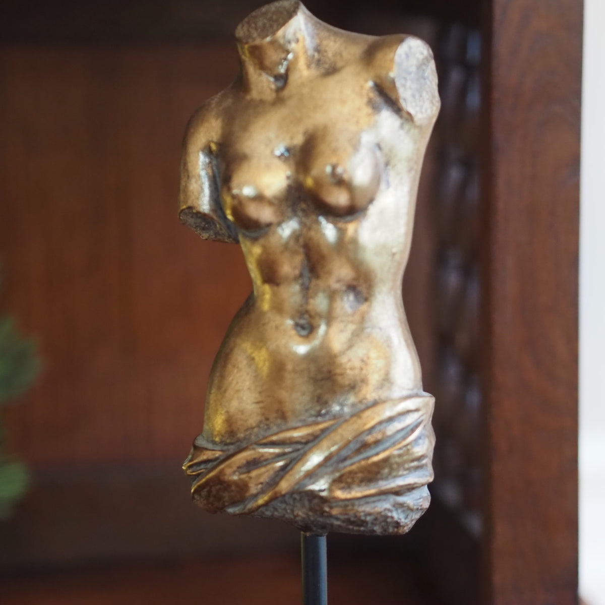 Frauentorso Skulptur Goldoptik · Antike Venus auf Sockel