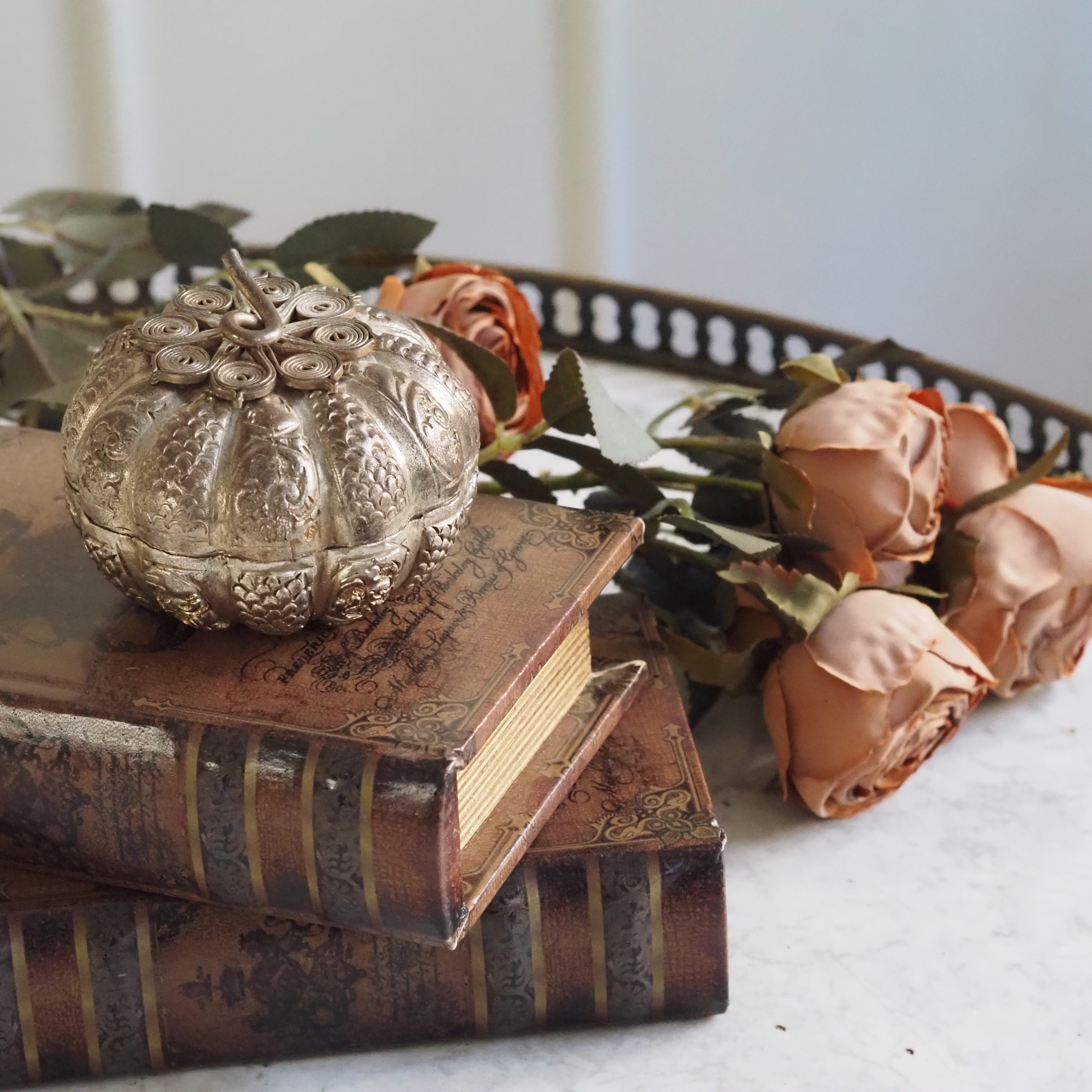 Runde Deckeldose · historisierendes Metallobjekt · florales Relief