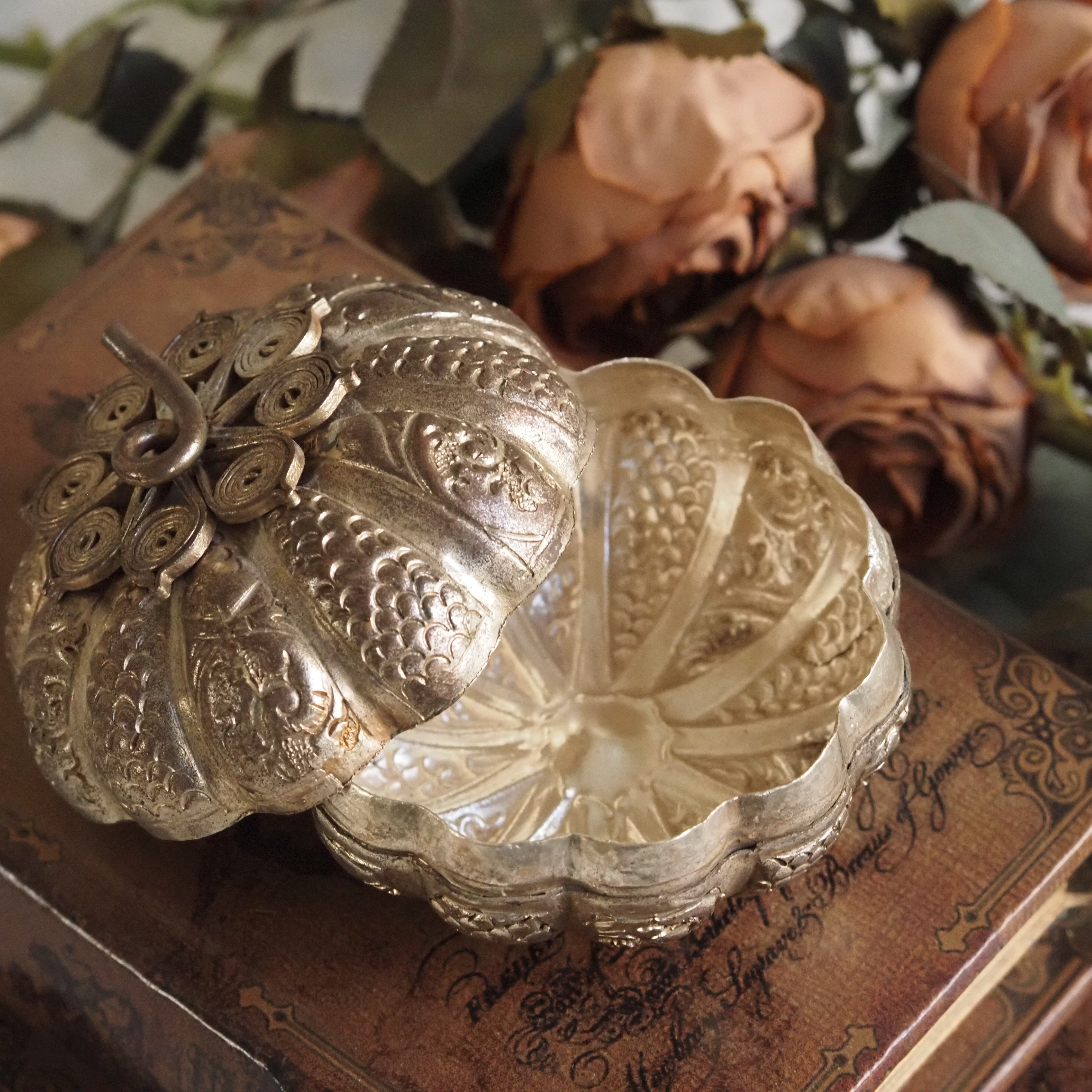 Runde Deckeldose · historisierendes Metallobjekt · florales Relief