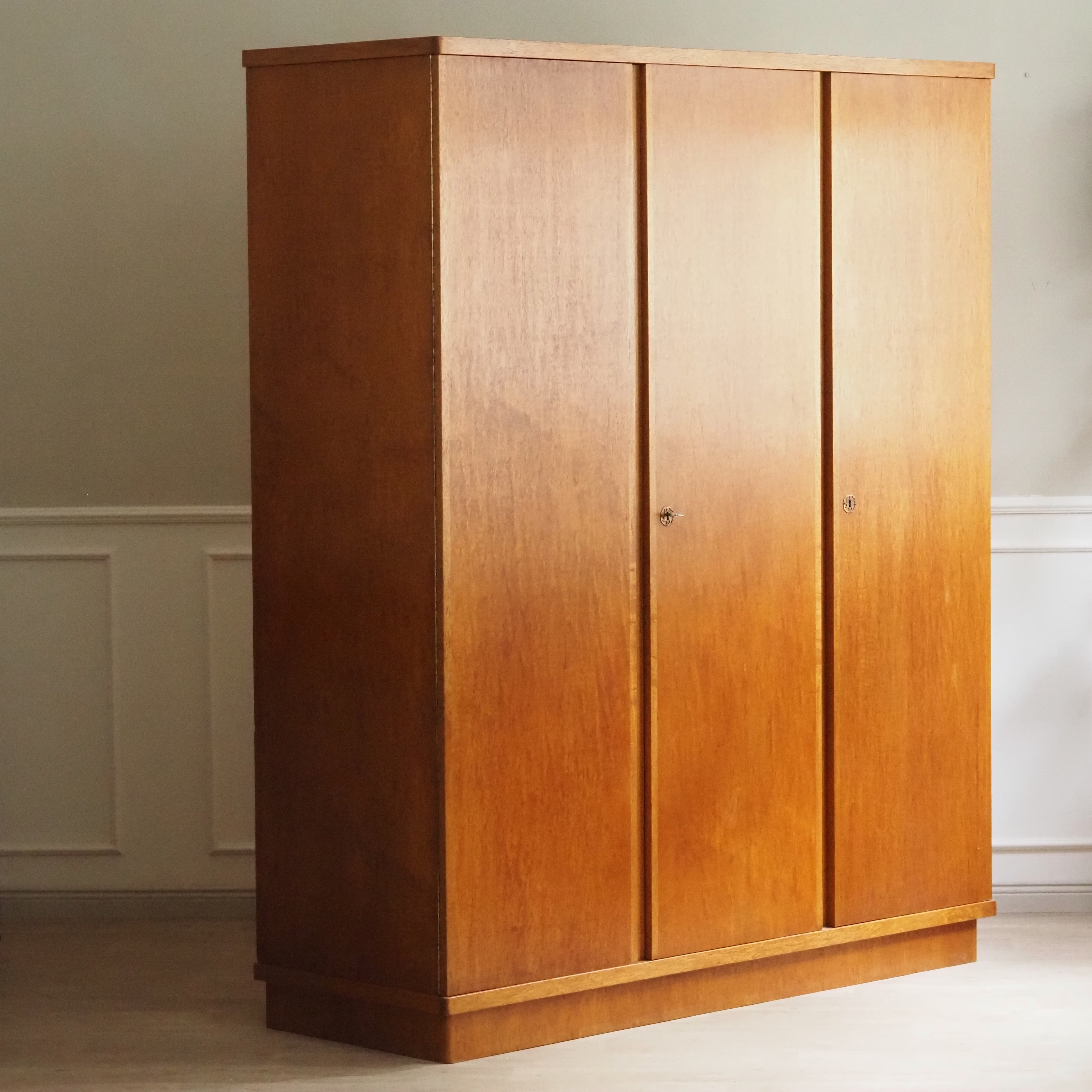 Midcentury Kleiderschrank aus Limbaholz um 1960