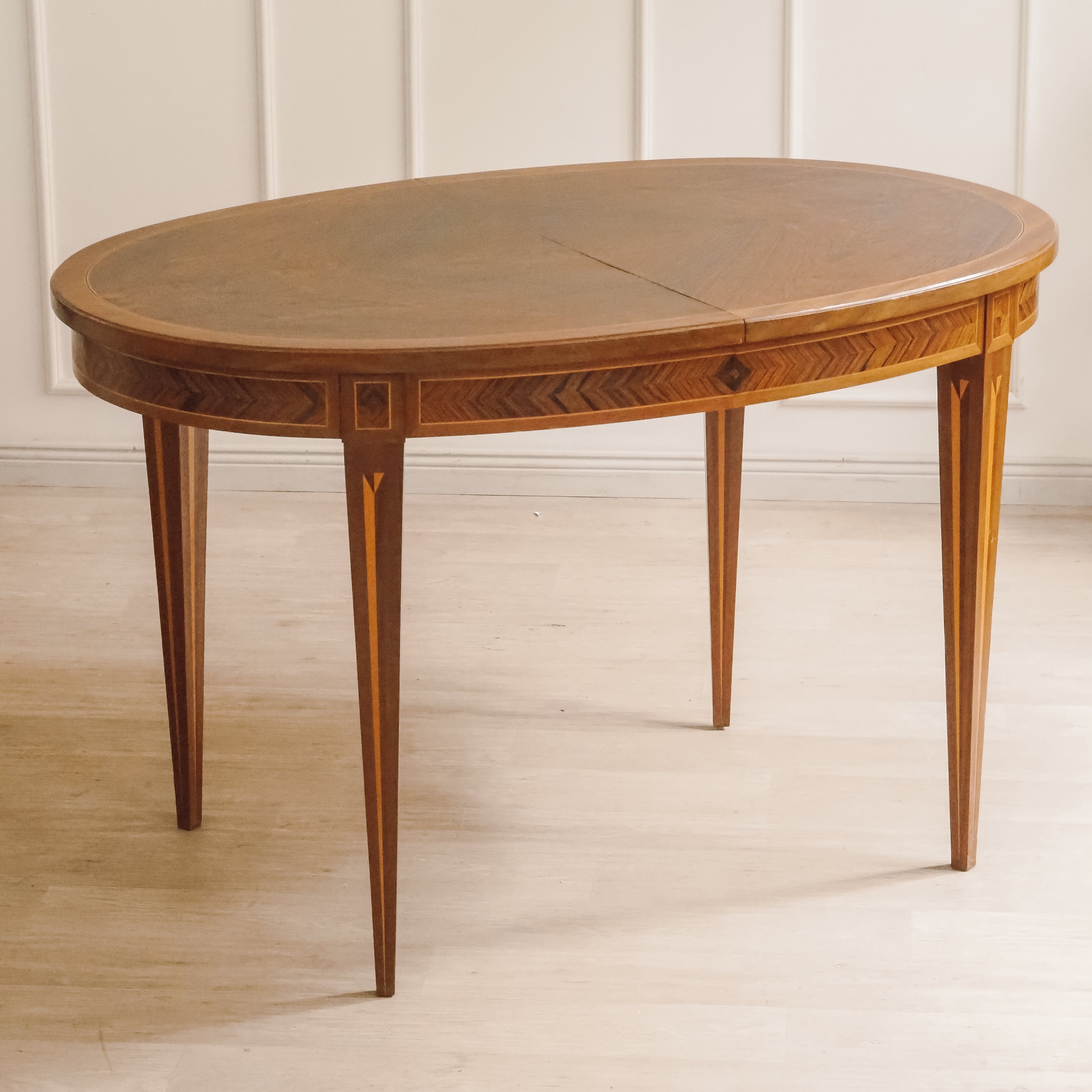 Esstisch Louis-XVI-Stil oval mit Intarsien