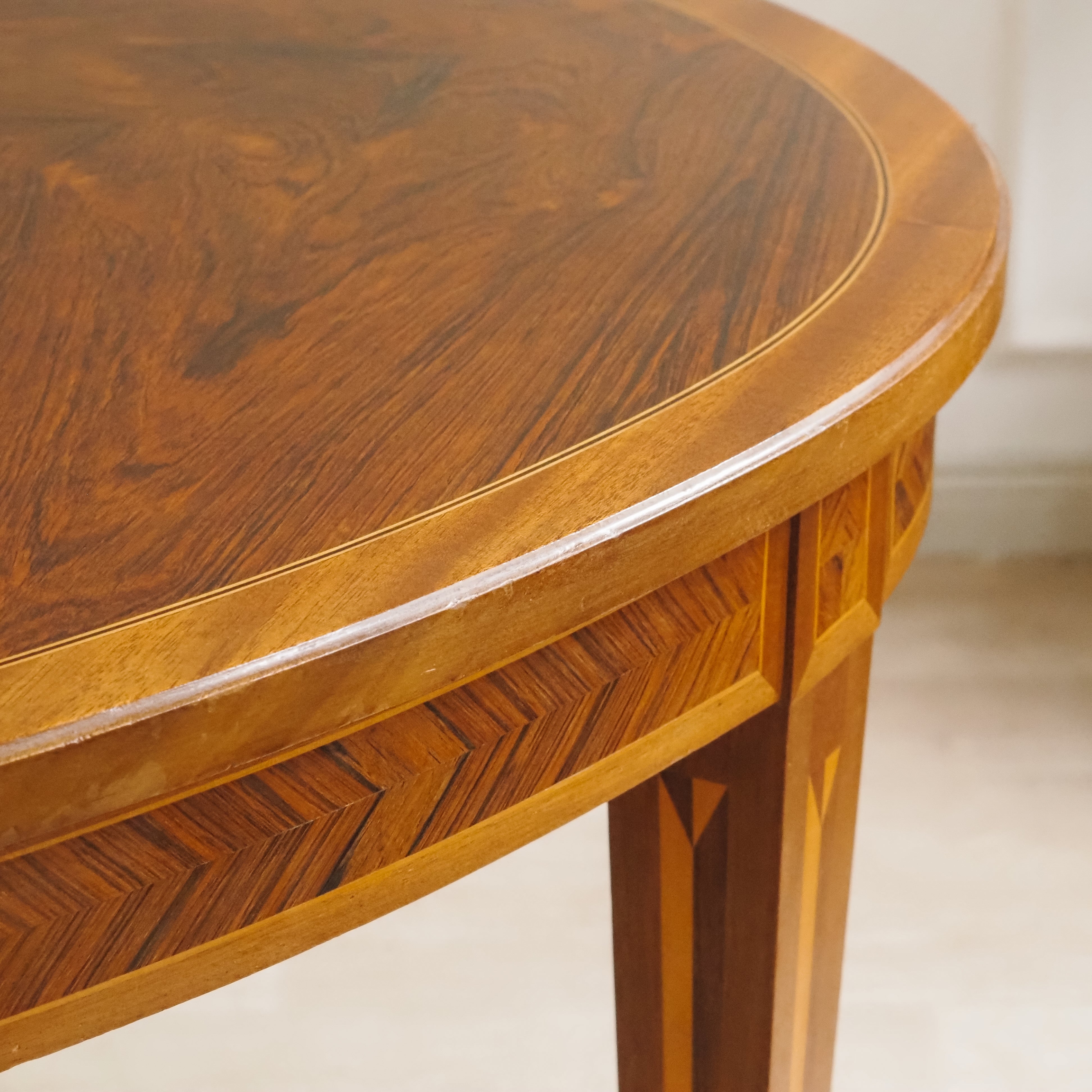 Esstisch Louis-XVI-Stil oval mit Intarsien