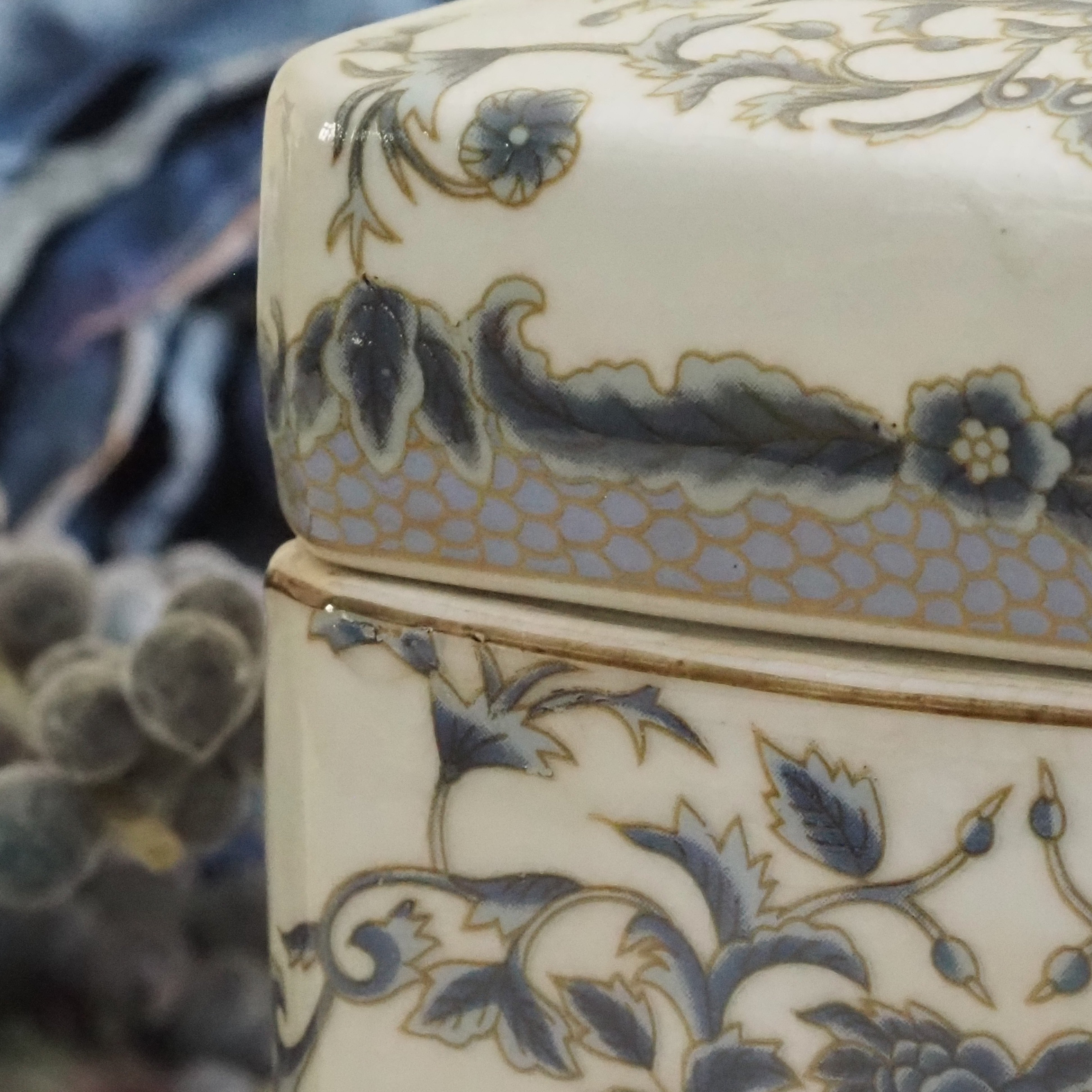 Porzellan Schachtel · historisierendes Dekor mit Engelmotiv in Blau
