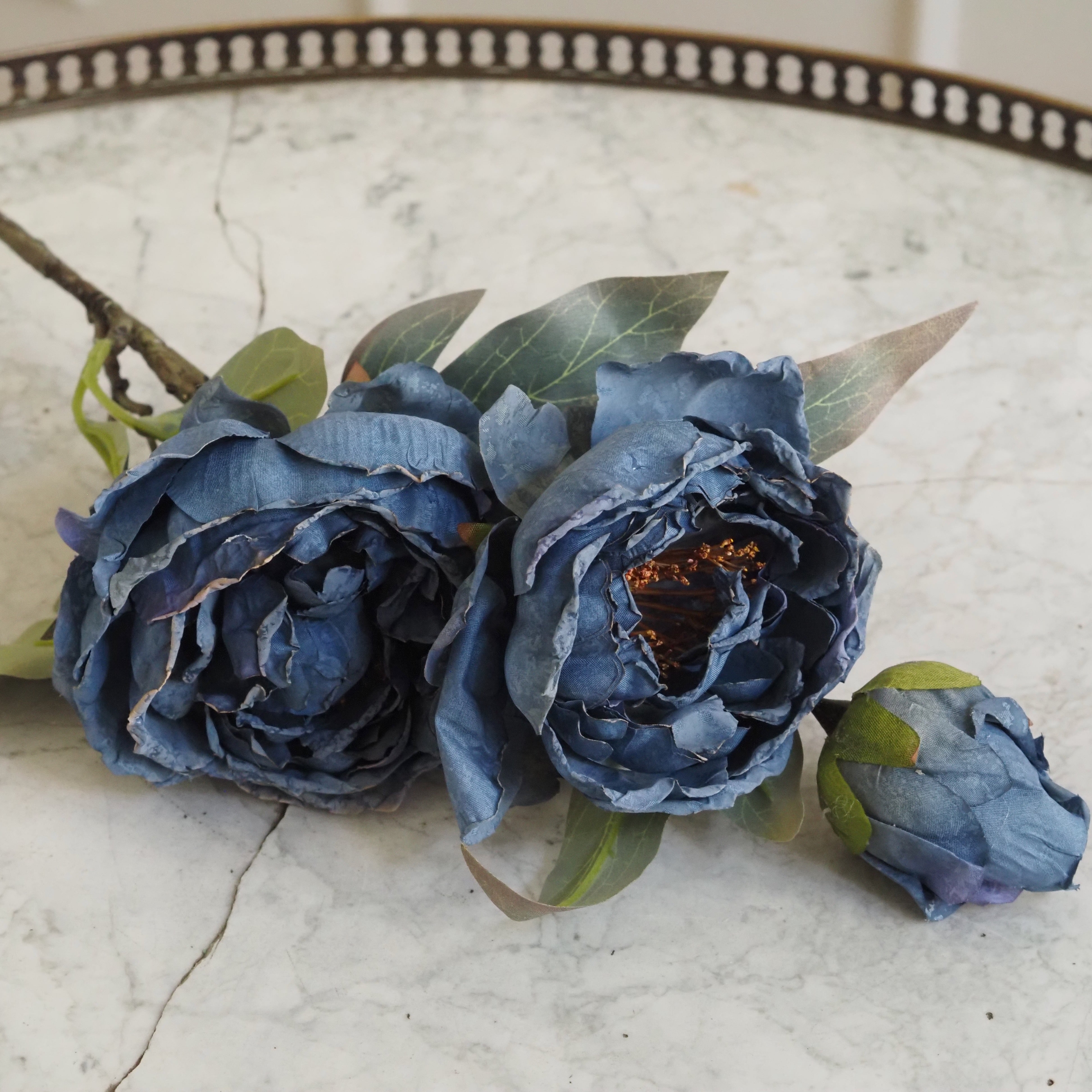 Dekozweig mit blauen Blüten · florales Objekt im Vintage-Stil