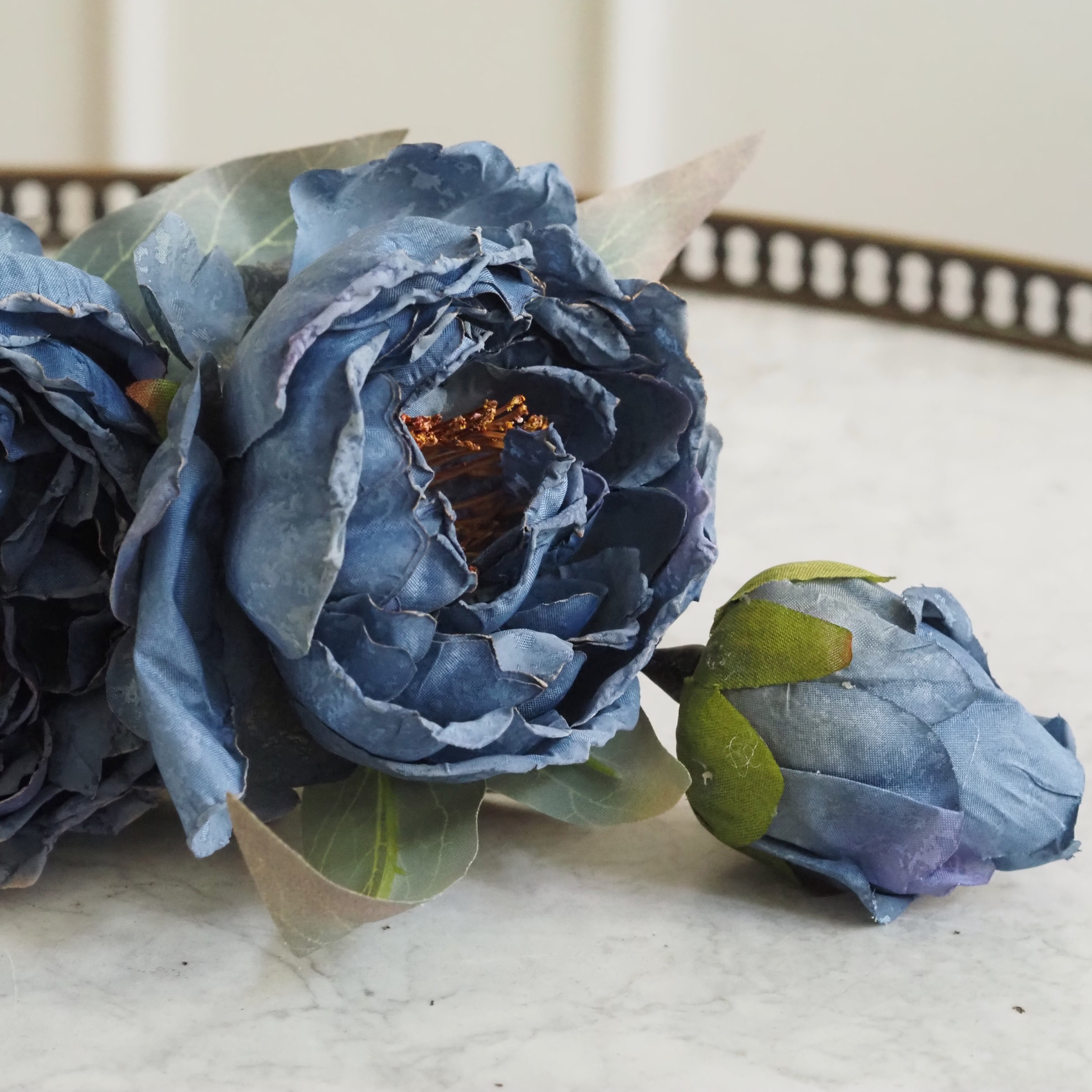 Dekozweig mit blauen Blüten · florales Objekt im Vintage-Stil