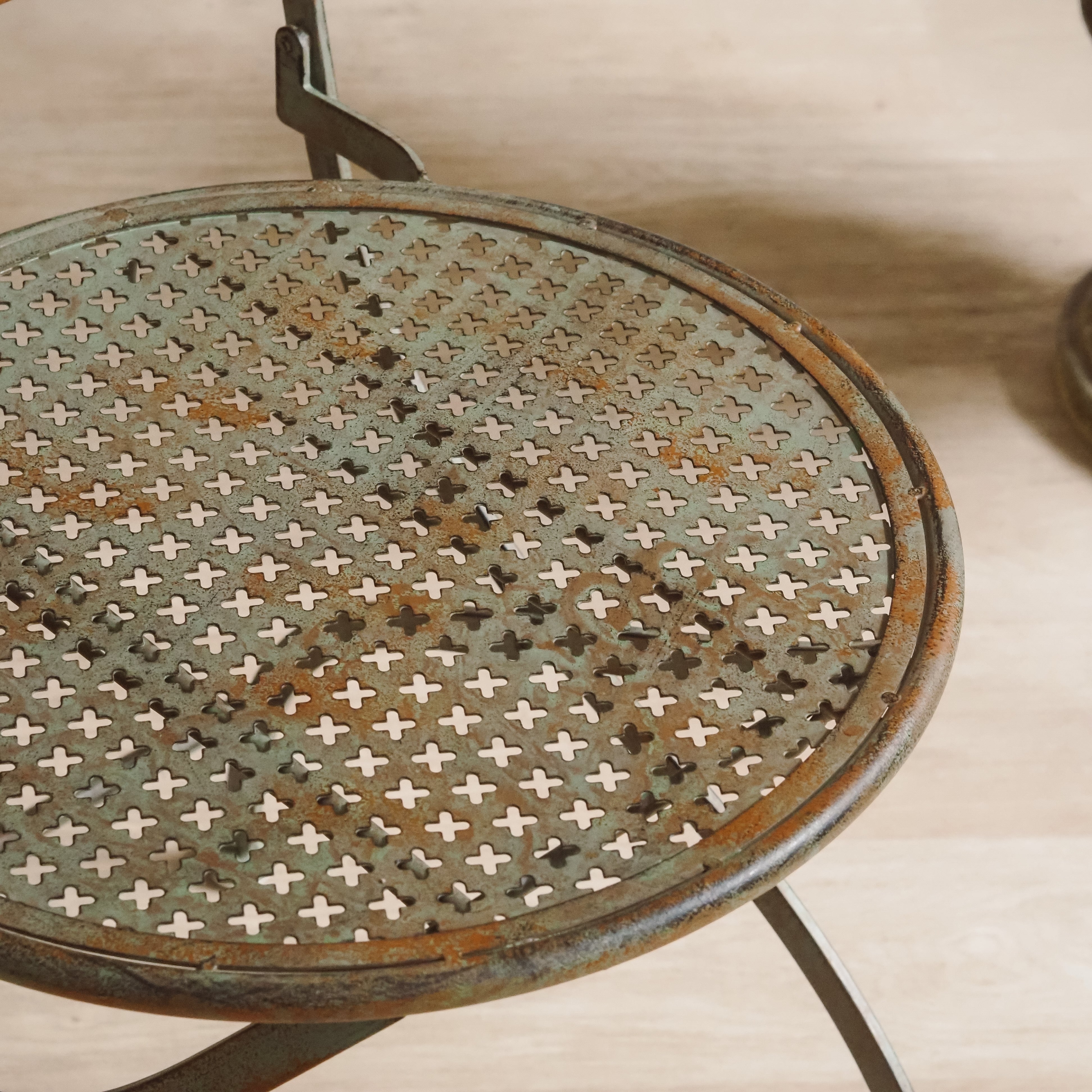 Klappbarer Gartenstuhl mit Kreuzlochung – Metall, graugrün patiniert