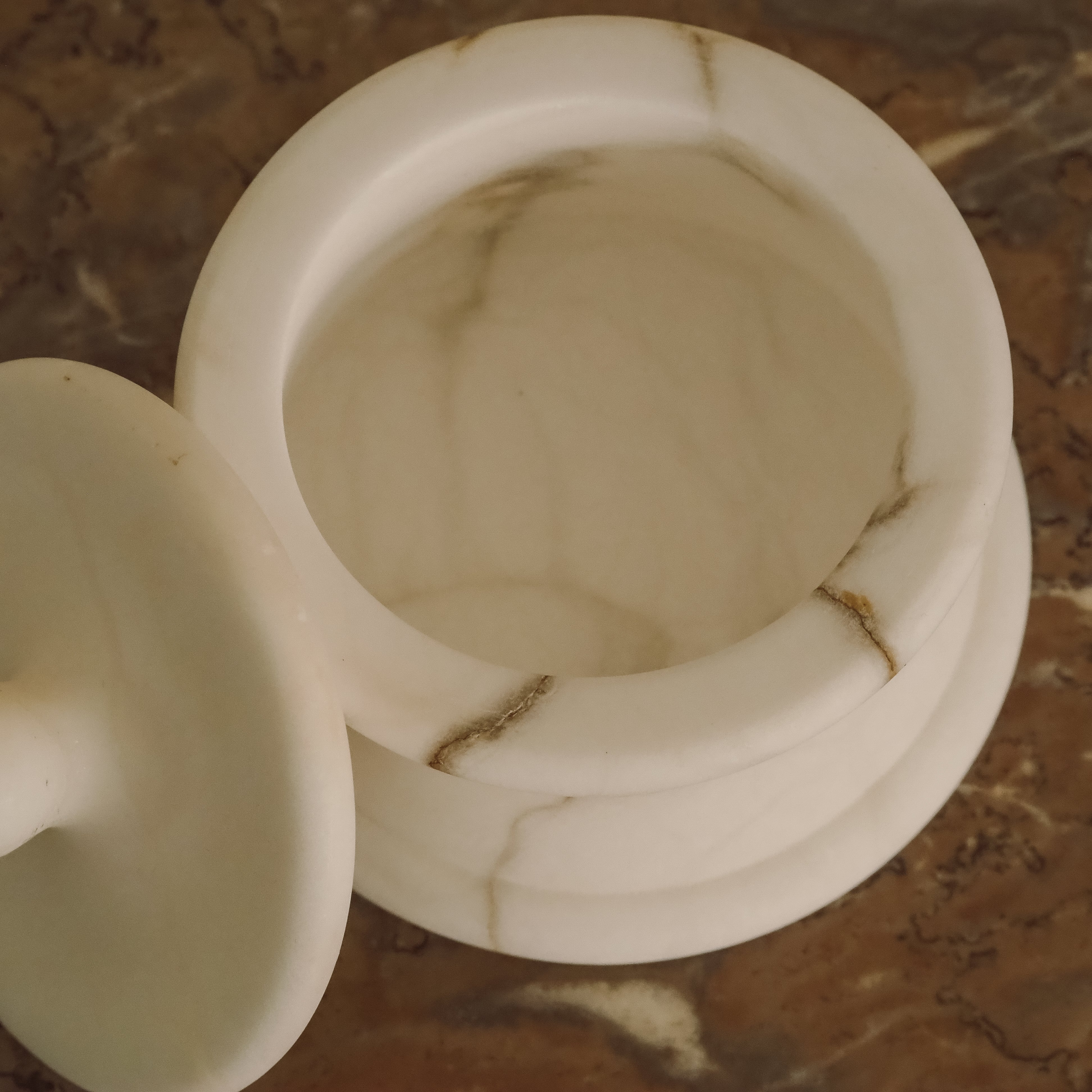 Marmordose mit Deckel · massives Steinobjekt in schlichter Form