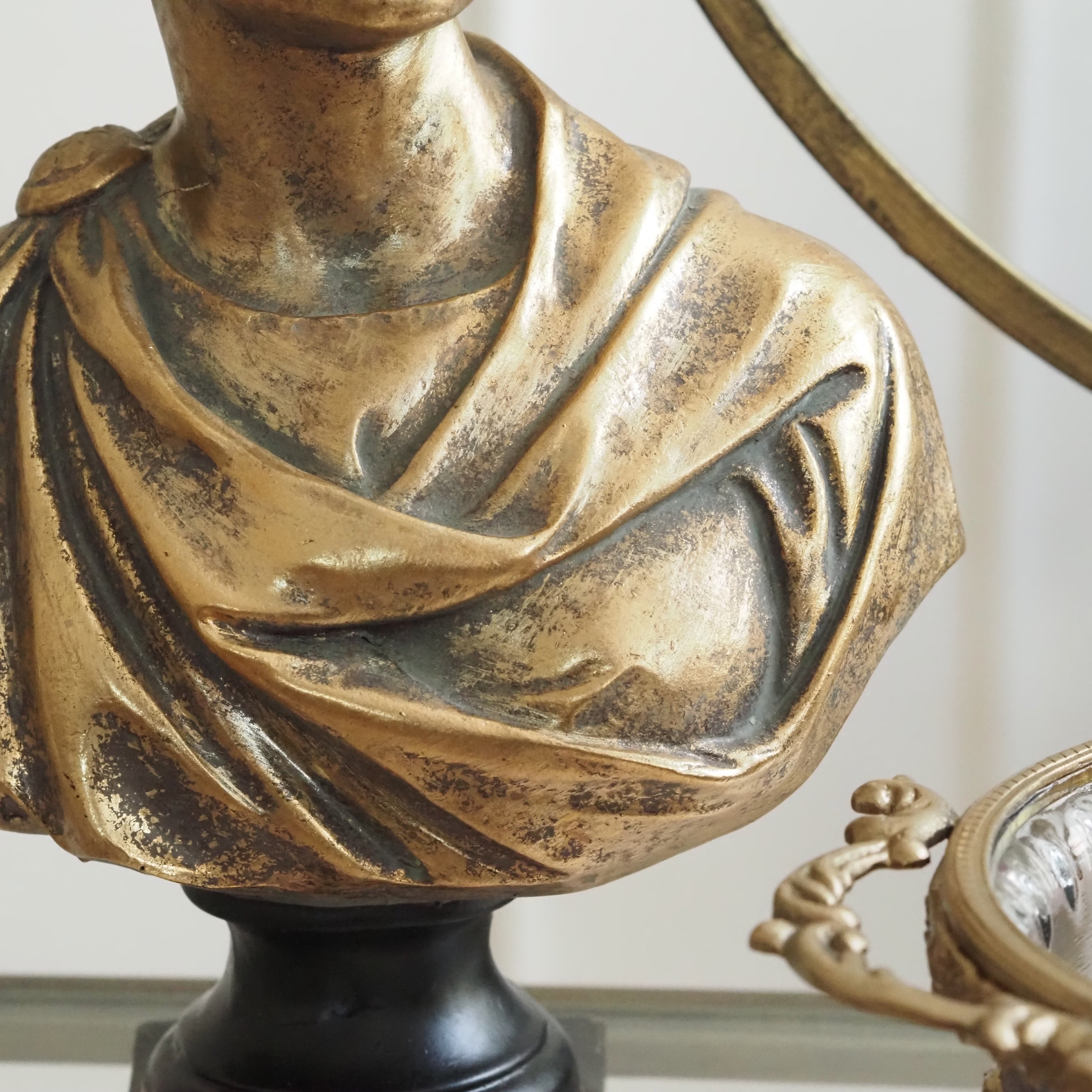 Büste Jüngling · Antikisierende Figur in Goldbronze-Optik auf dunklem Sockel