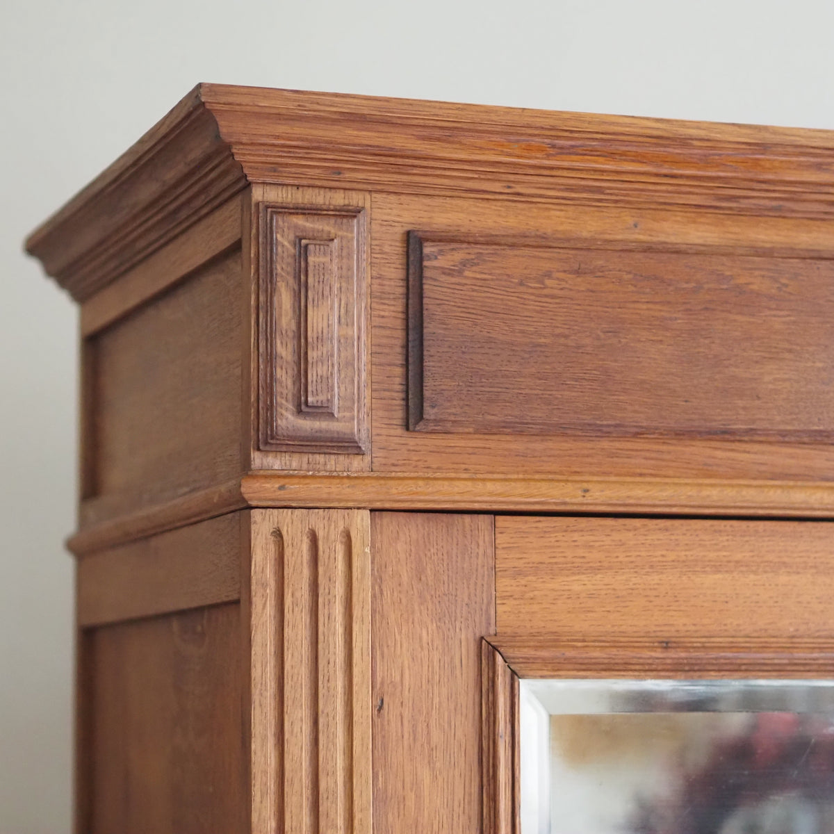 Kleiderschrank Louis-XVI-Stil mit Spiegeltür, Eiche, um 1900