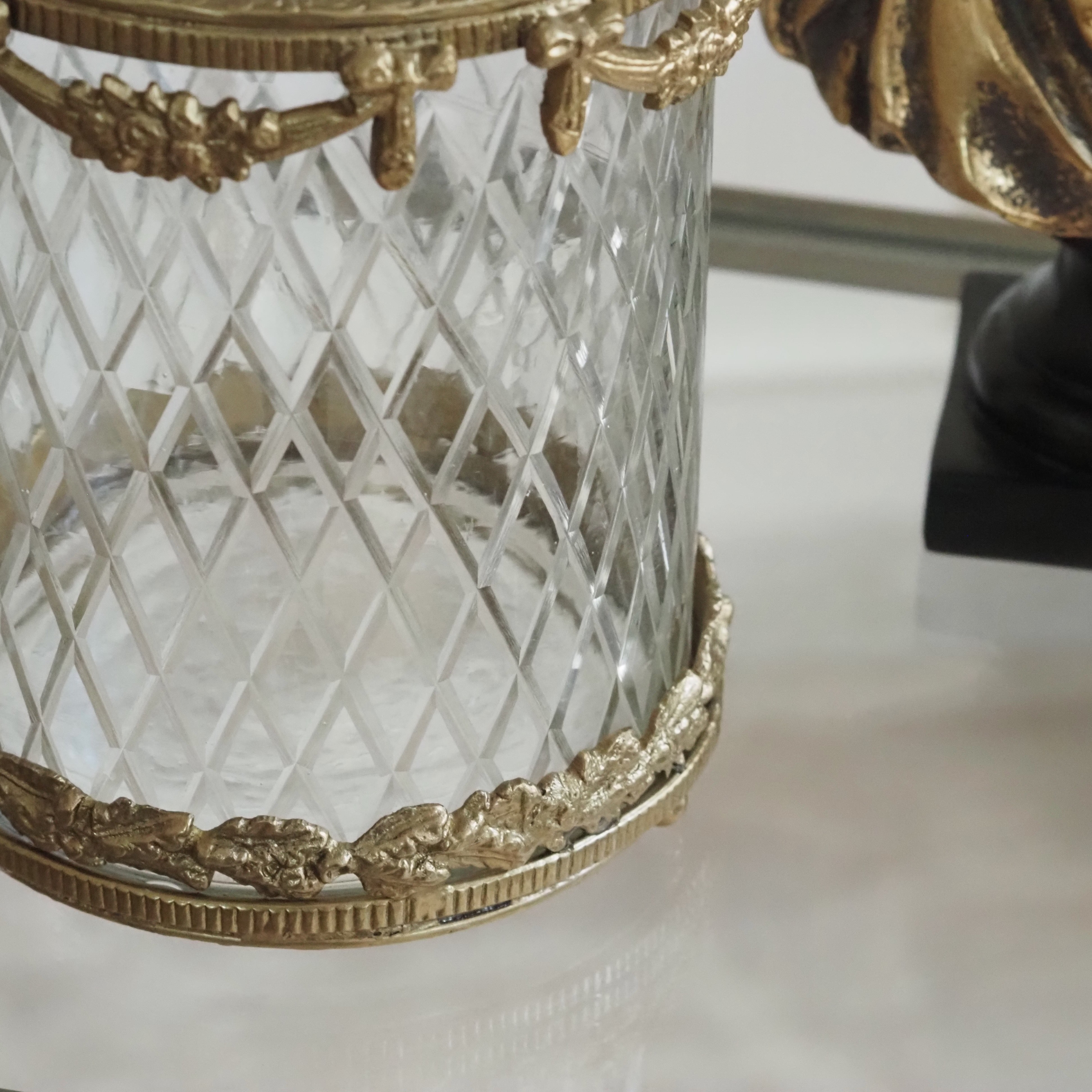 Teelichthalter Gold · Rautenschliffglas in neoklassischer Metallfassung
