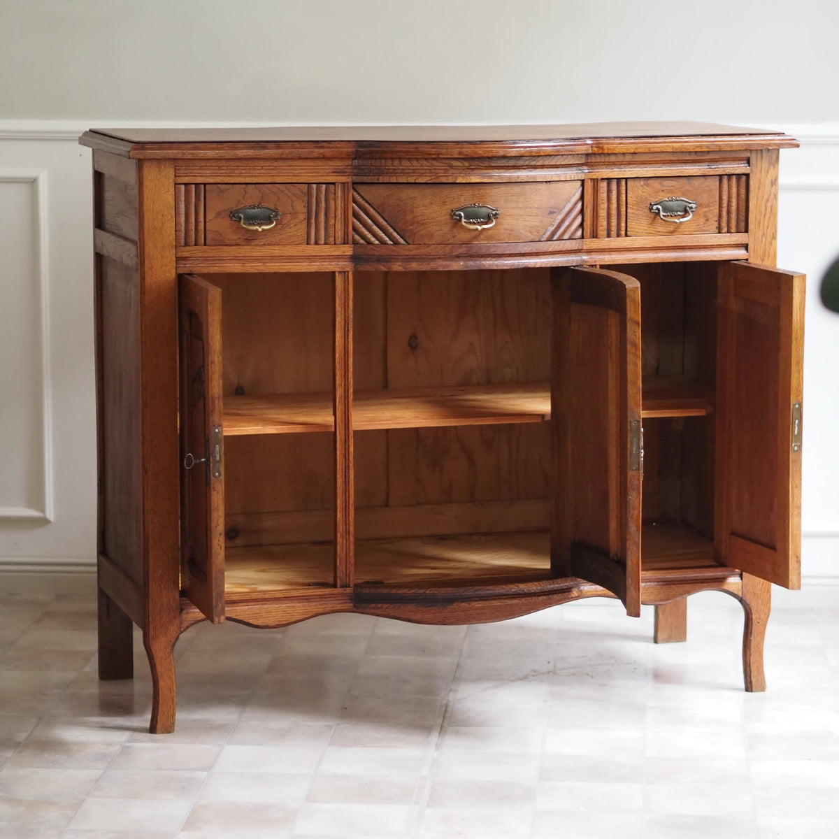 Art-Déco Sideboard Eiche um 1925 mit geschwungener Front
