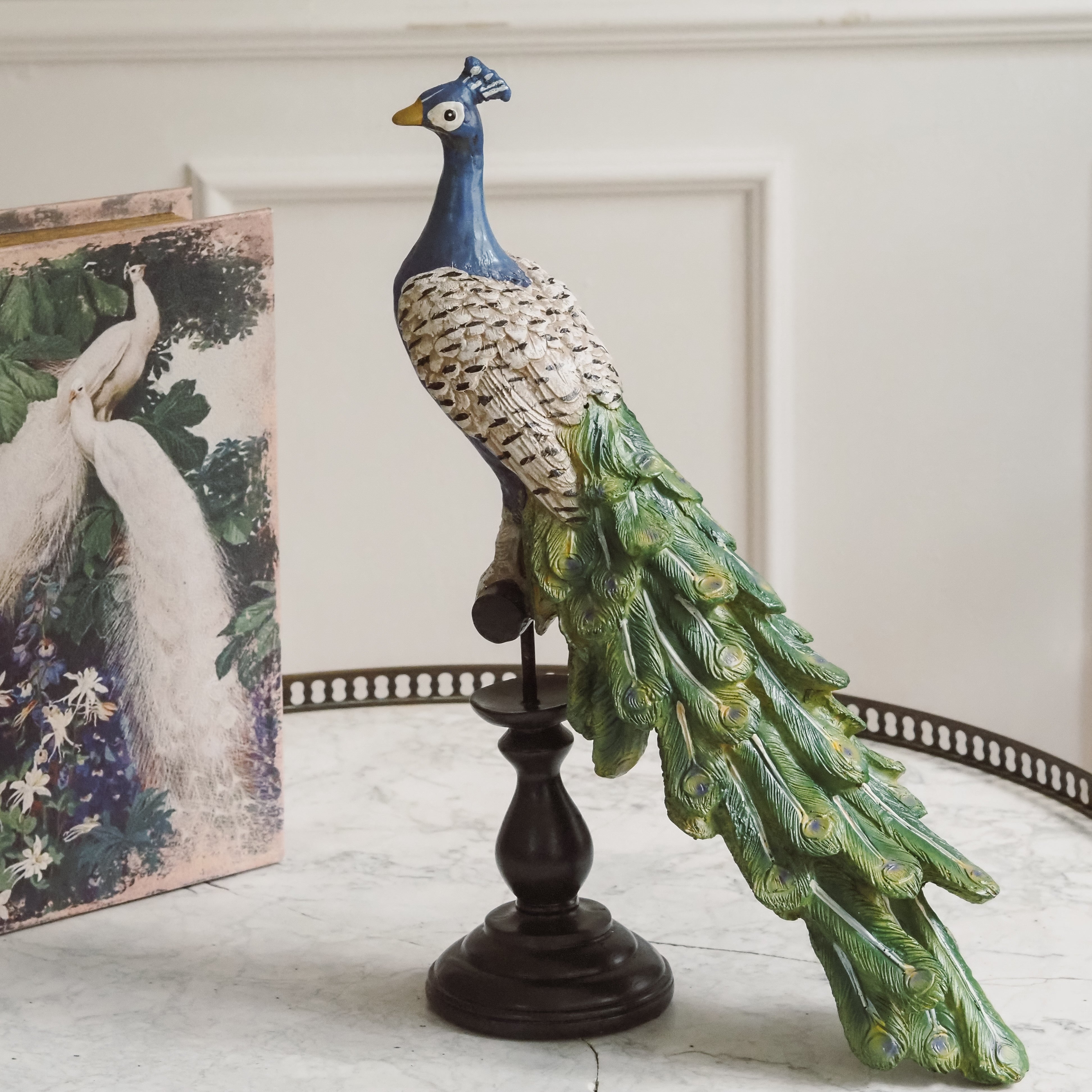 Pfau auf Sockel · Dekofigur im historistischen Stil