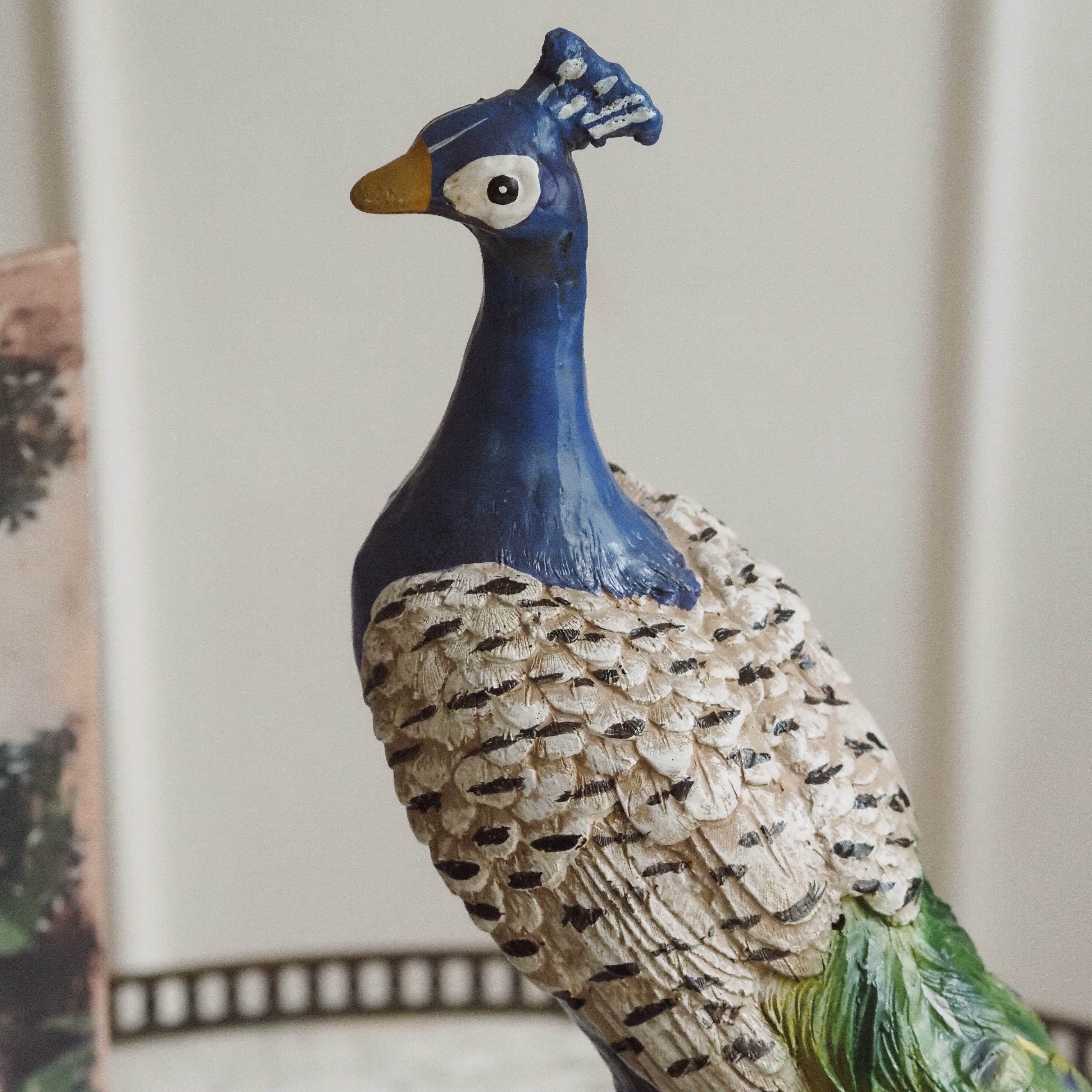 Pfau auf Sockel · Dekofigur im historistischen Stil