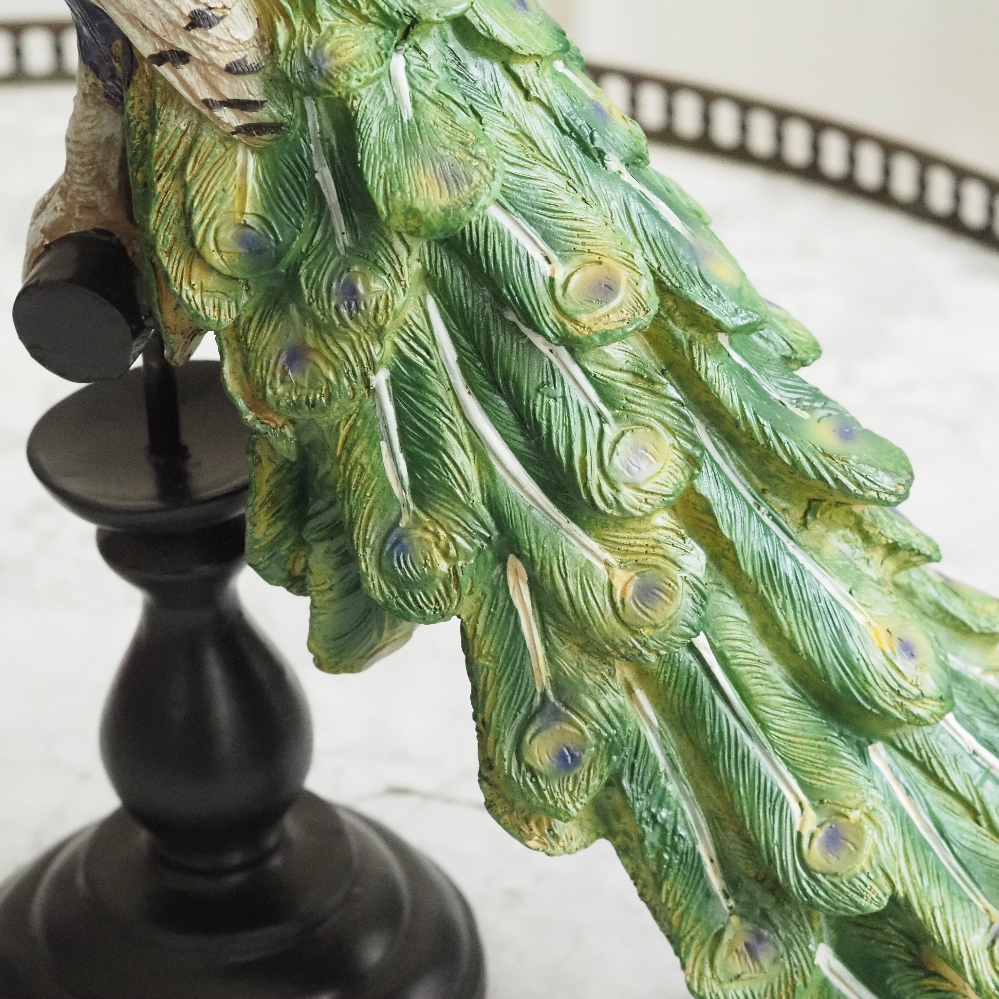 Pfau auf Sockel · Dekofigur im historistischen Stil