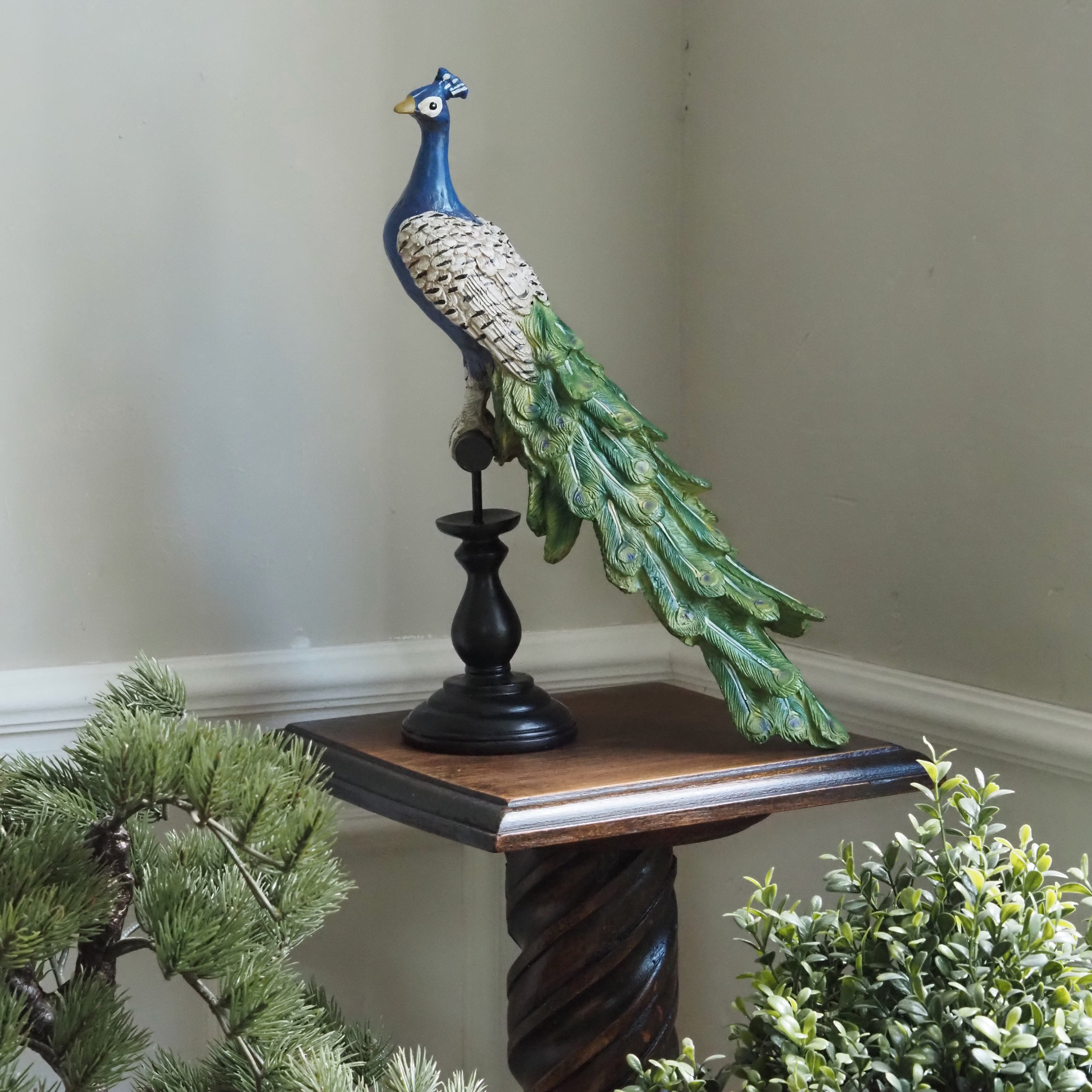 Pfau auf Sockel · Dekofigur im historistischen Stil