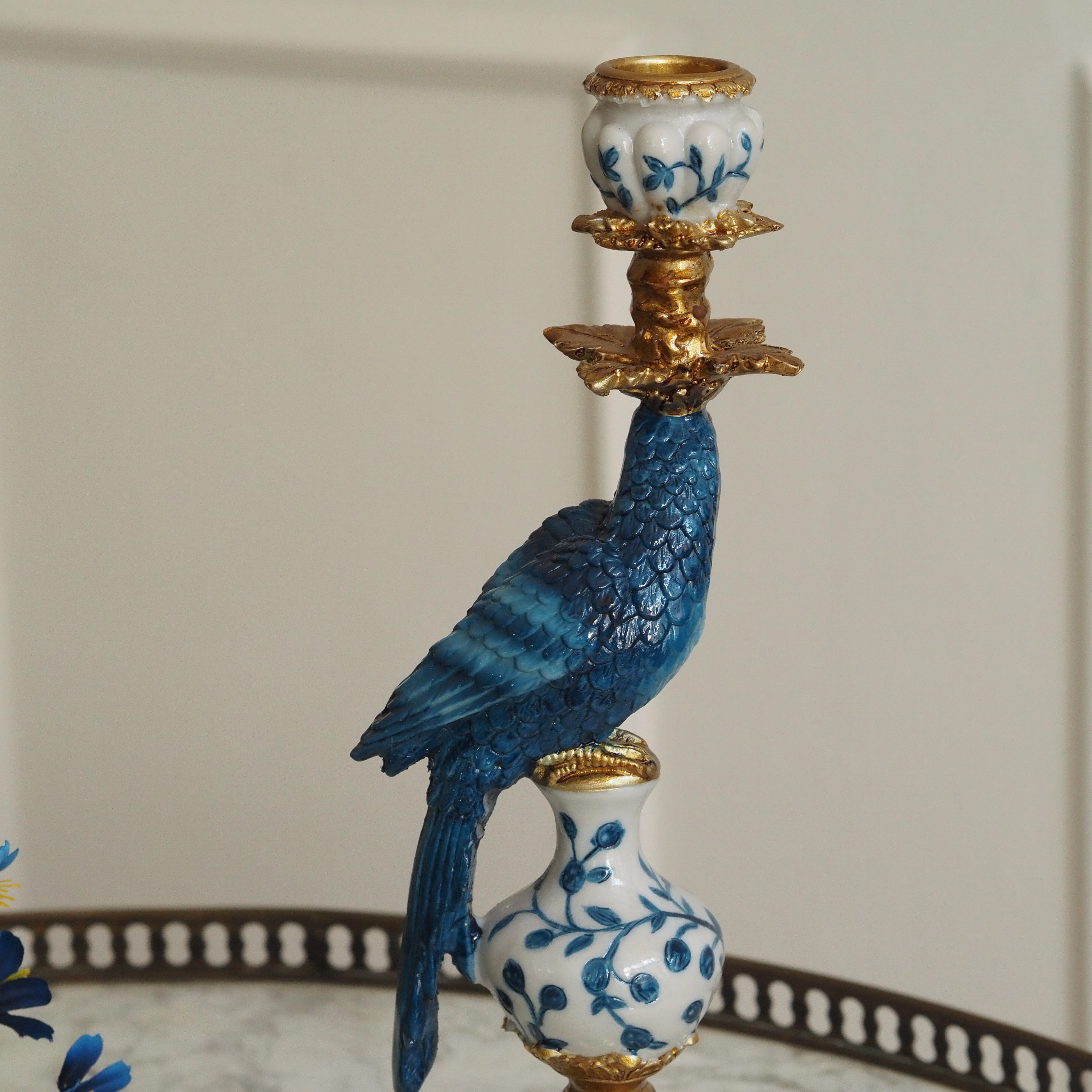 Kerzenhalter Papagei Blau-Weiß · Figürlicher Kerzenständer mit Porzellansockel