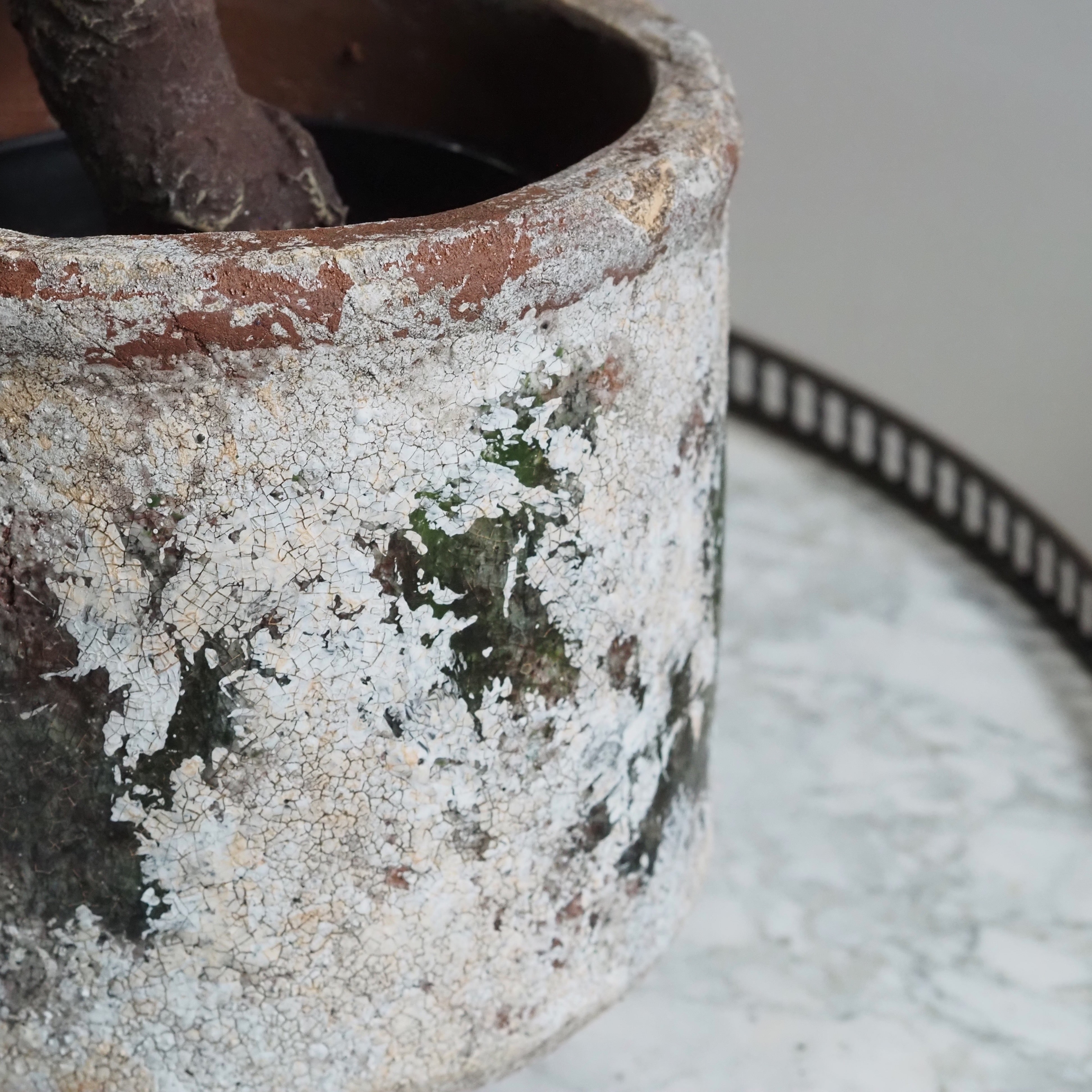 Blumentopf Terrakotta · Krakelierte Antik-Patina auf drei Füßen