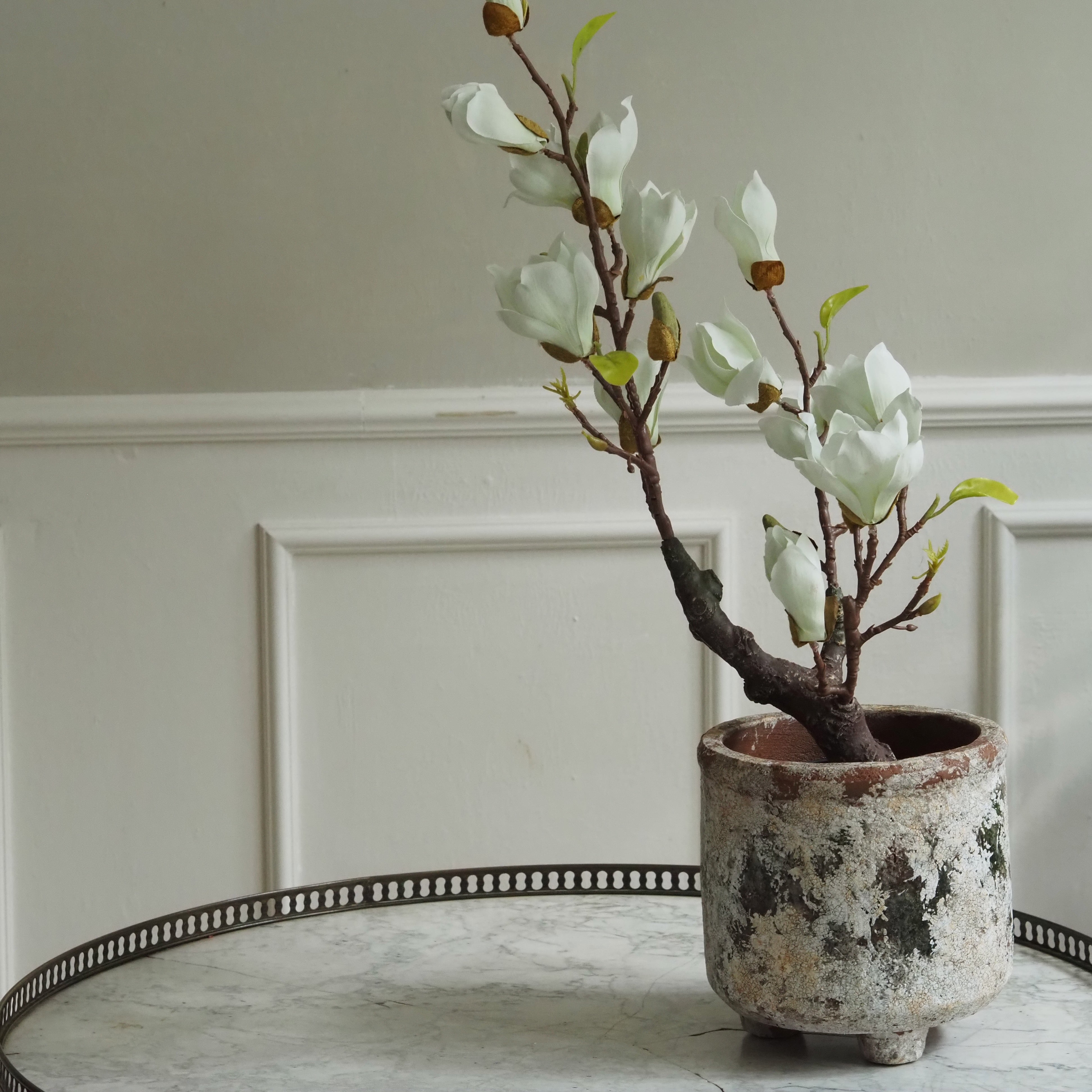Blumentopf Terrakotta · Krakelierte Antik-Patina auf drei Füßen