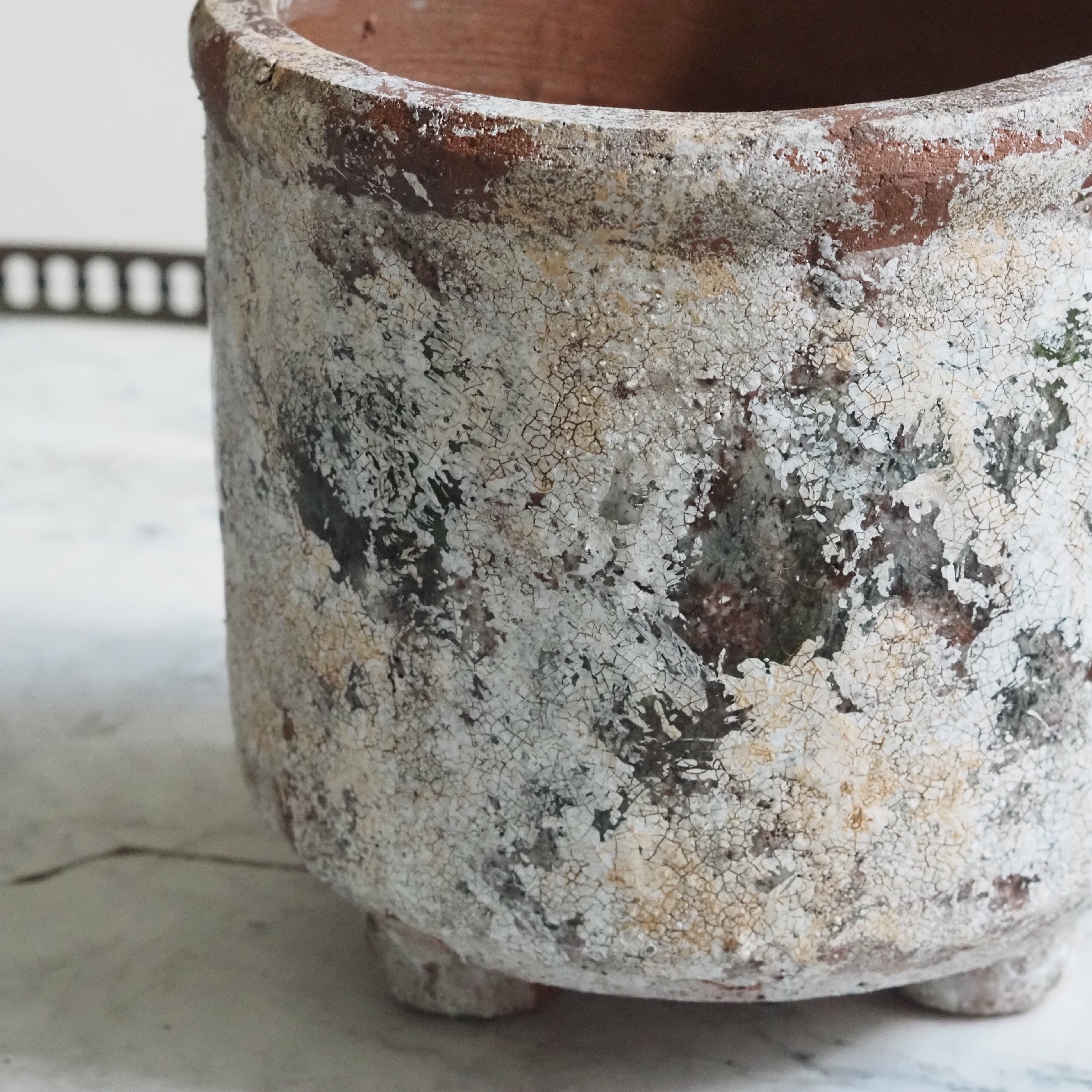 Blumentopf Terrakotta · Krakelierte Antik-Patina auf drei Füßen