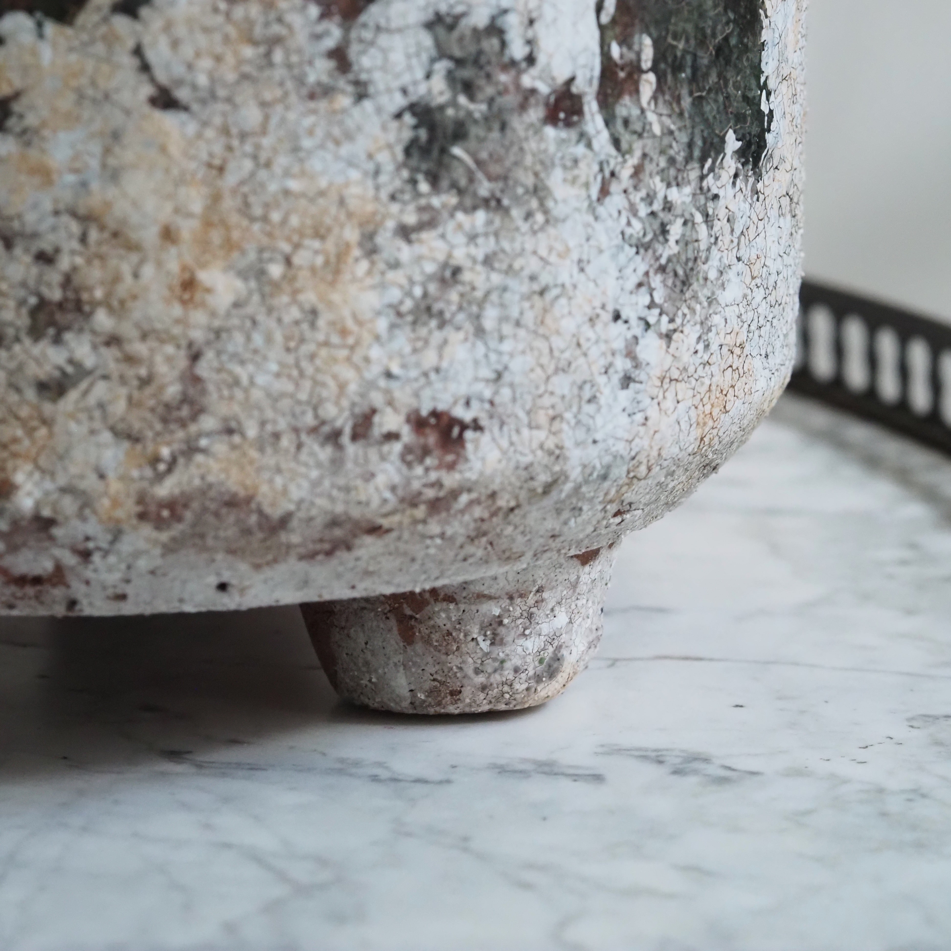 Blumentopf Terrakotta · Krakelierte Antik-Patina auf drei Füßen