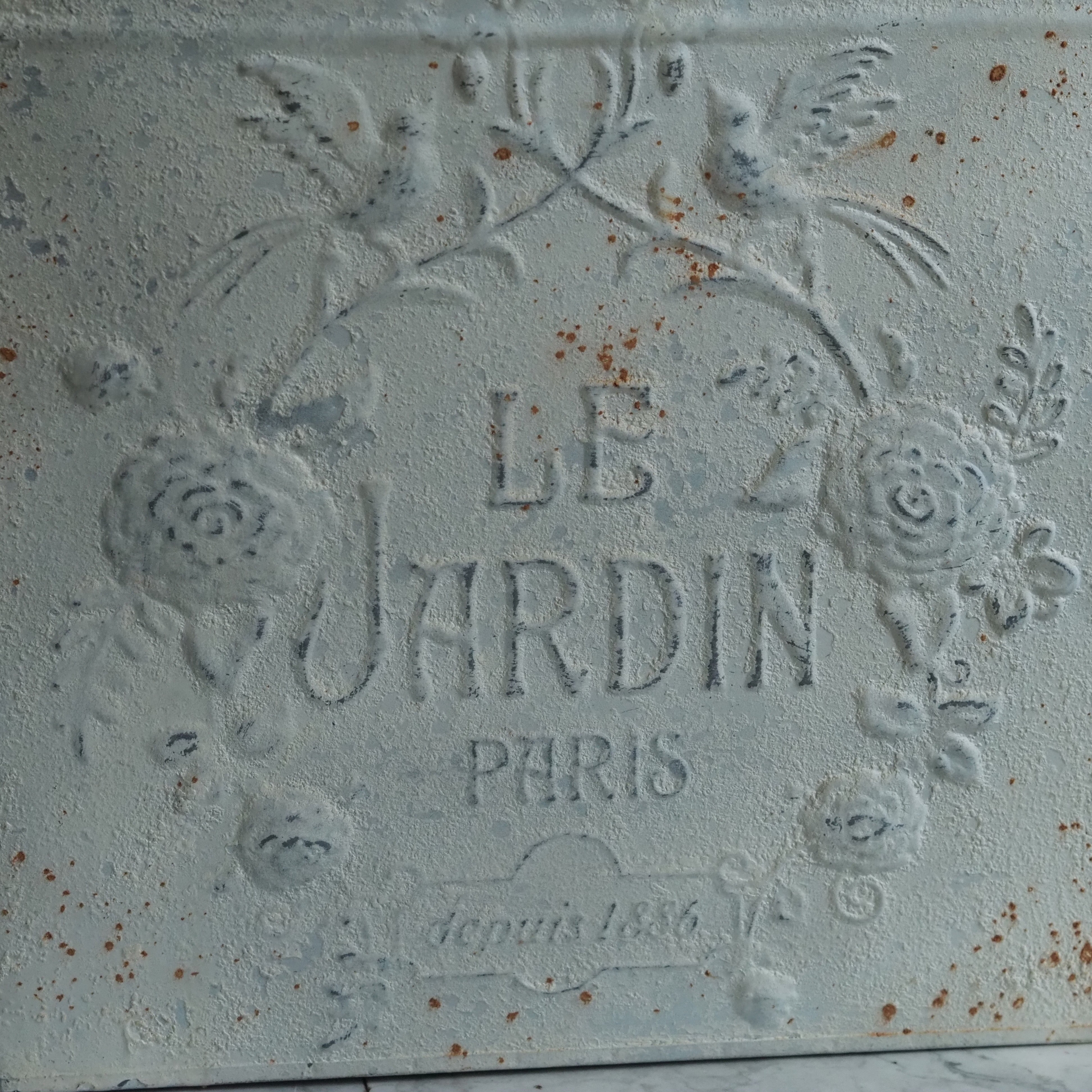 Metallgefäß Le Jardin Paris · Weißes Pflanzgefäß mit Spitzenrand und Holzgriffen