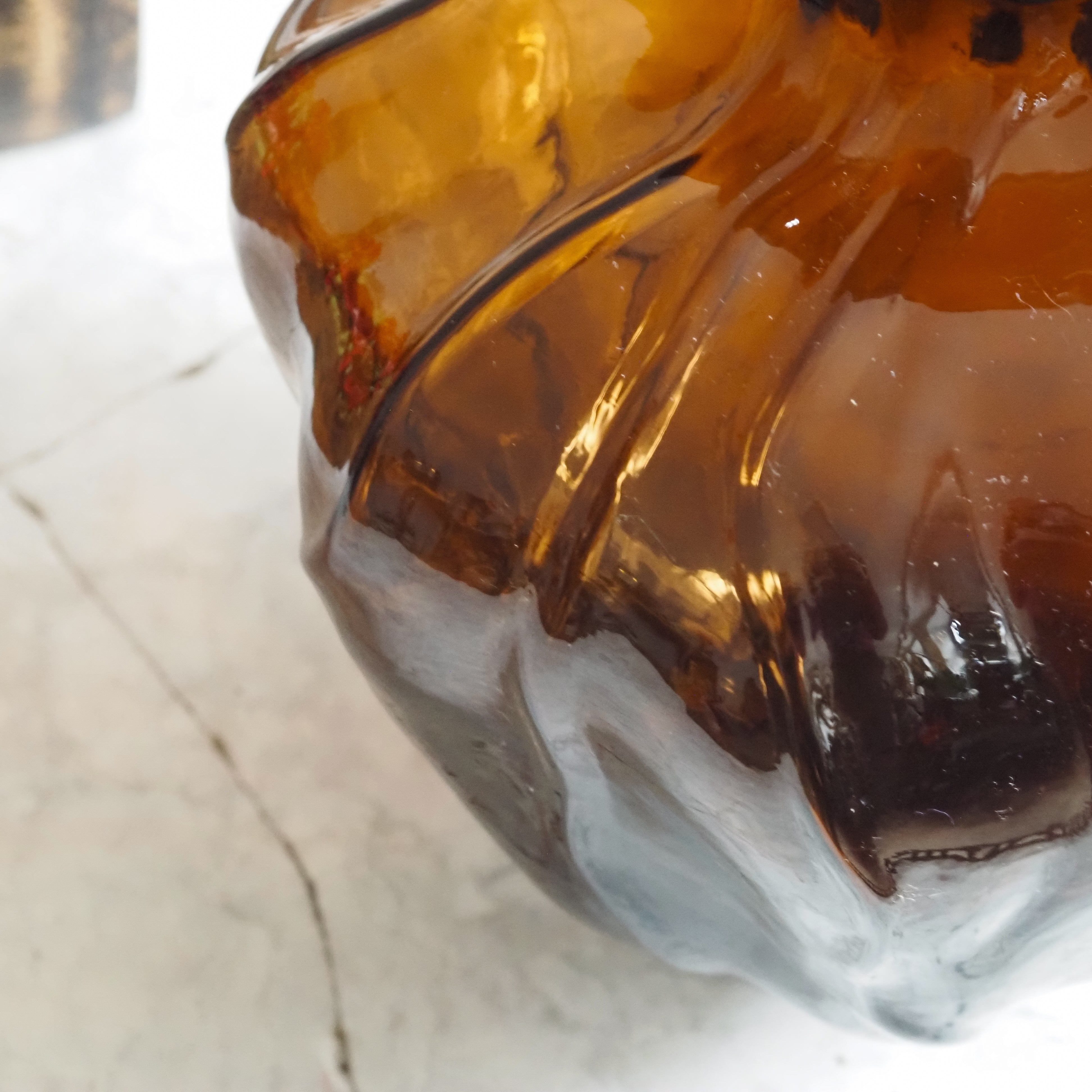 Vase Liv S · Organisch geformtes Glas in Bernstein-Rauch-Optik