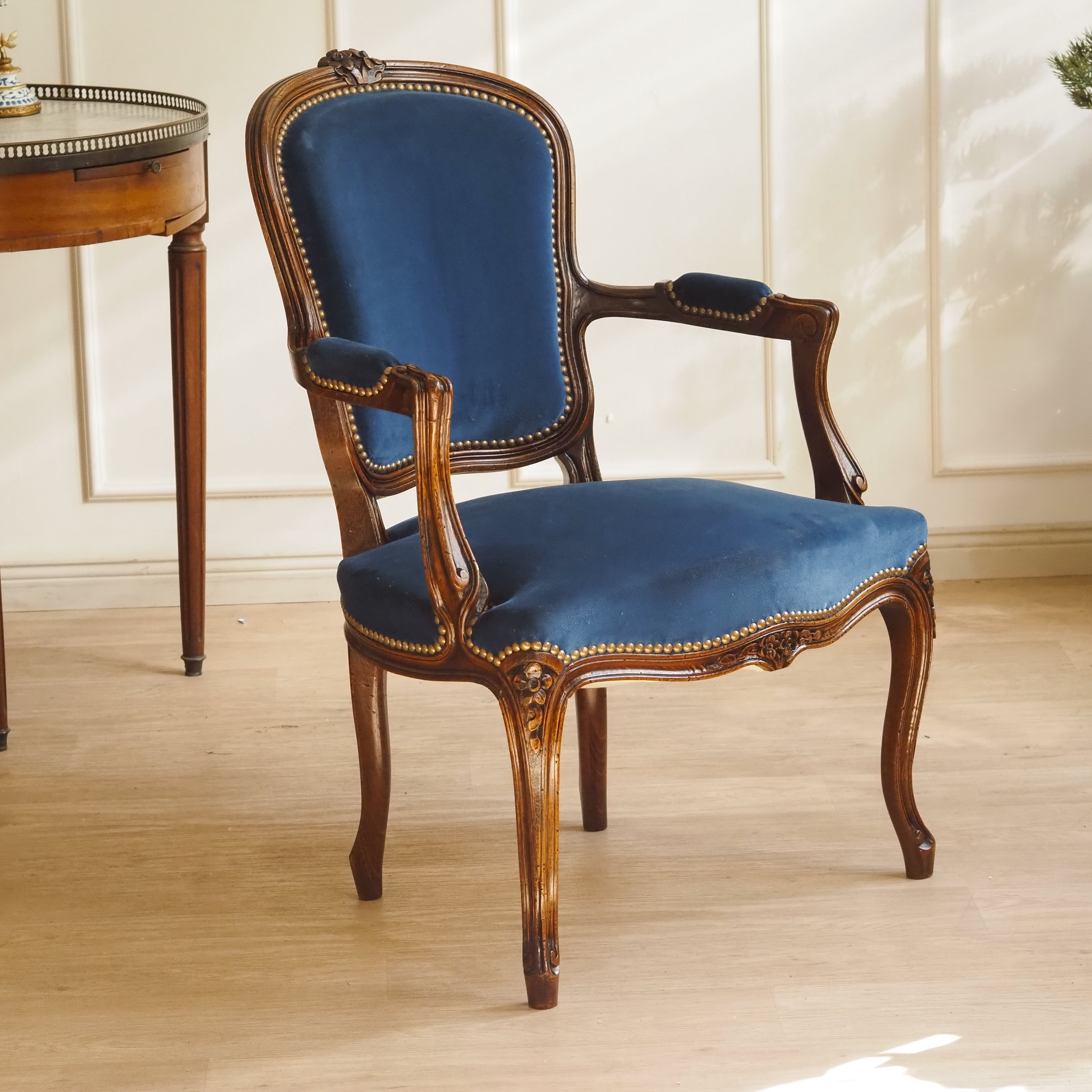 Louis XV Cabriolet Sessel – Fauteuil mit Blütenschnitzerei